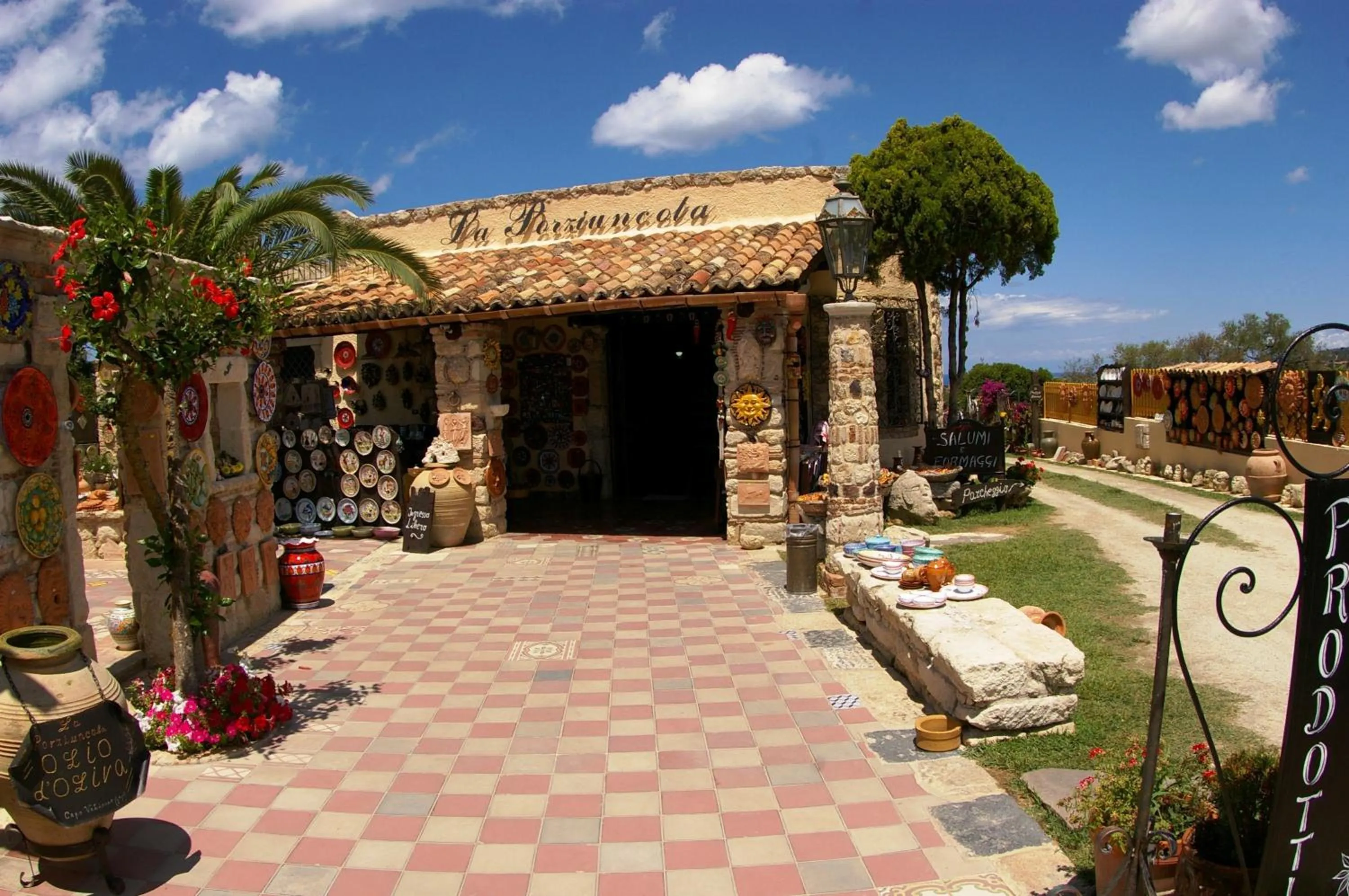 On-site shops in Hotel Residence Costa Azzurra