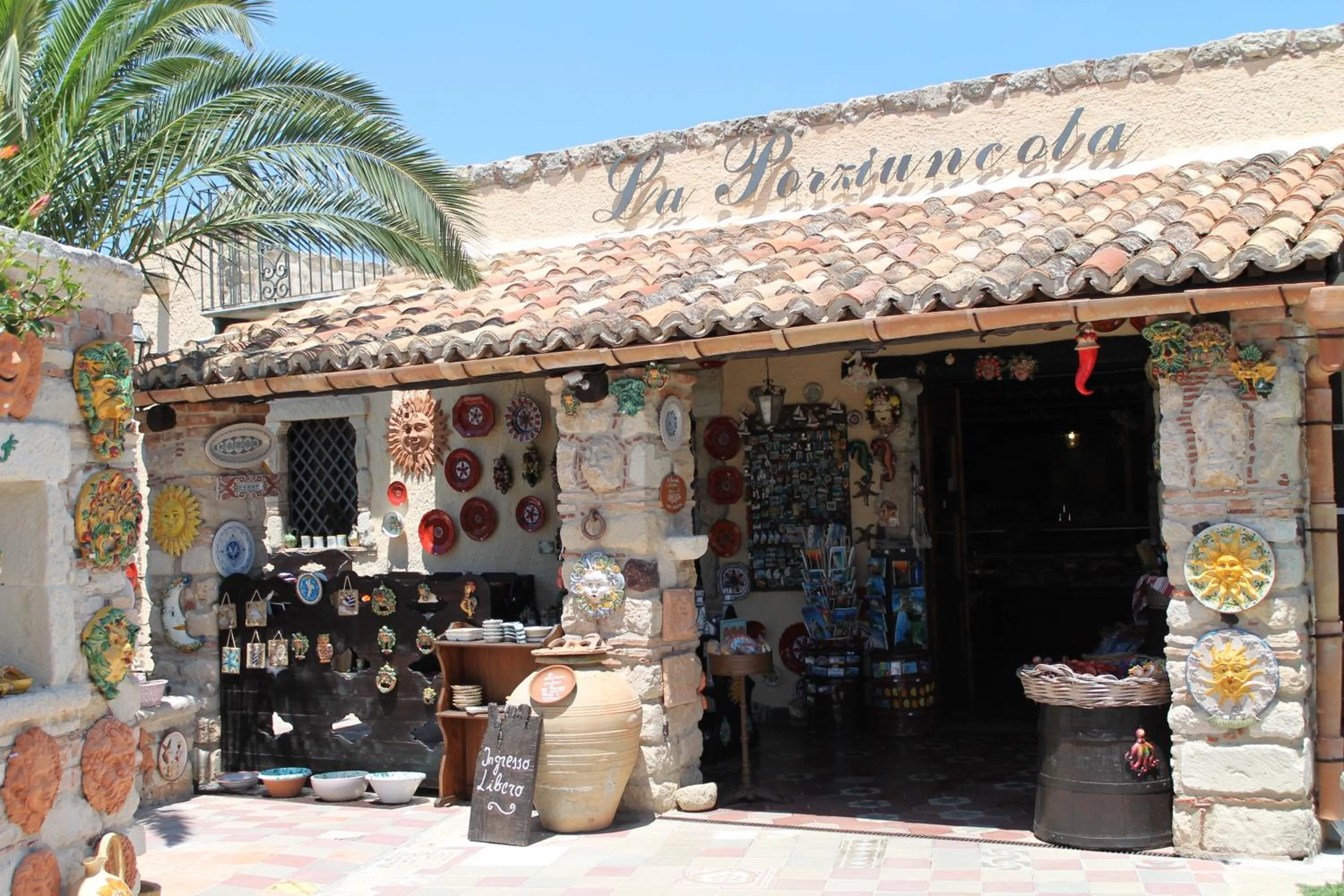 On-site shops in Hotel Residence Costa Azzurra