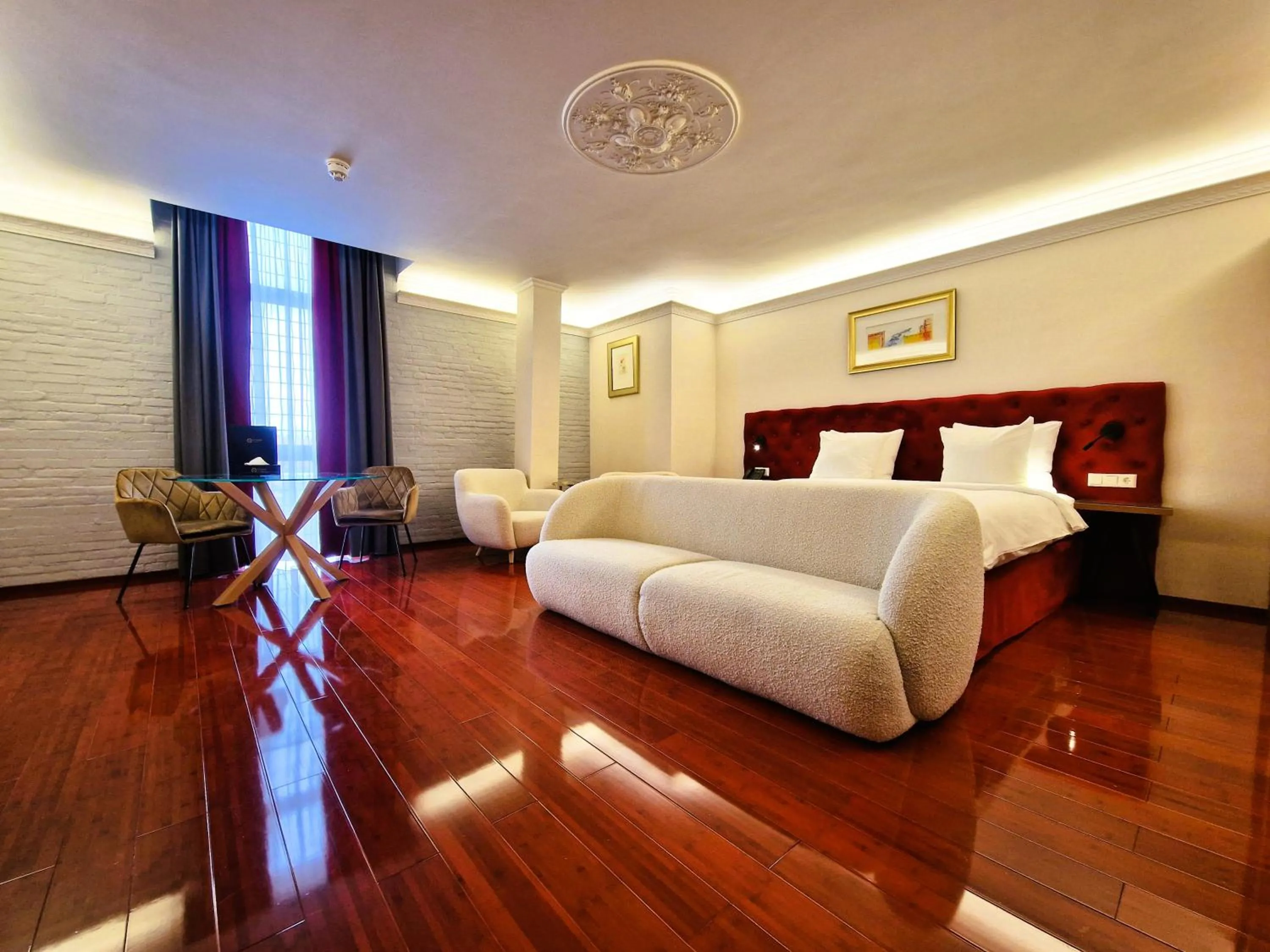 Bed in Chasse Residency Hotel