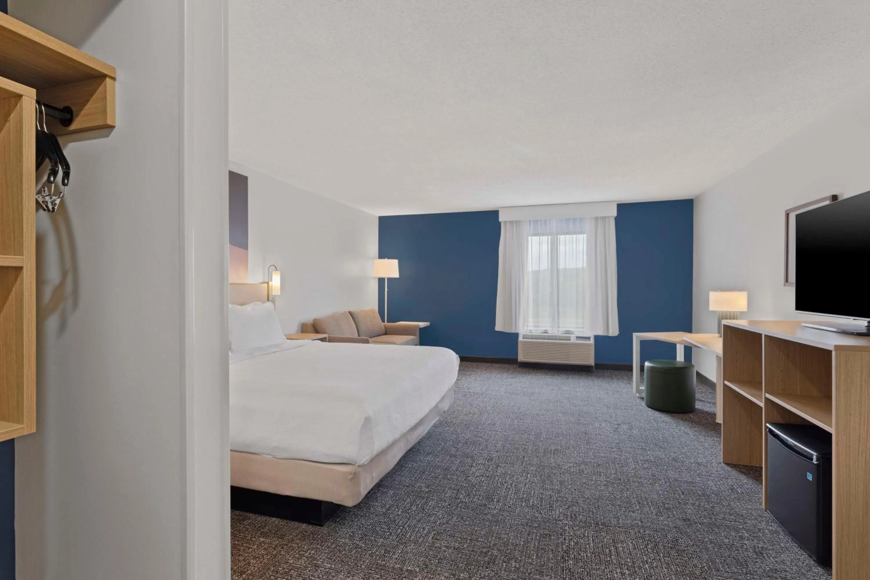 Living room, Bed in Spark By Hilton Newcomerstown