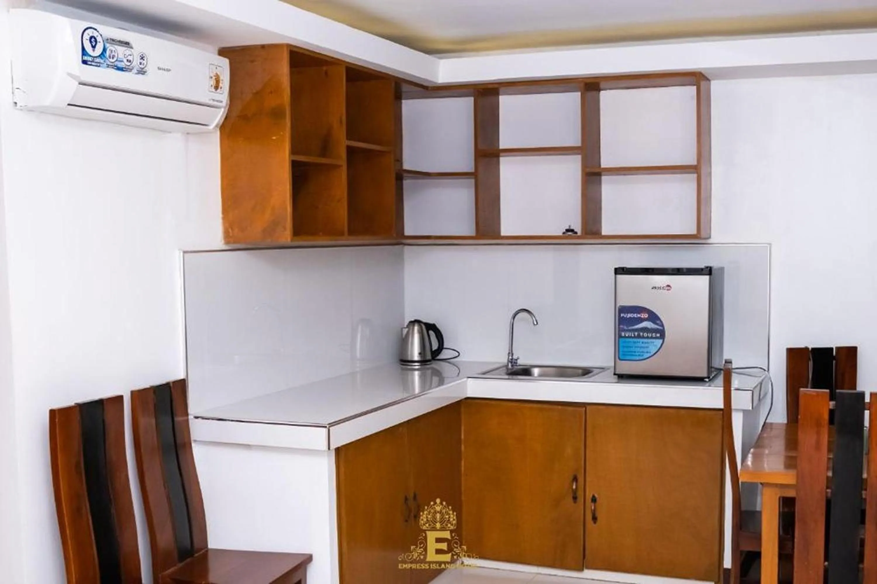 Kitchen or kitchenette in Empress Island Hotel