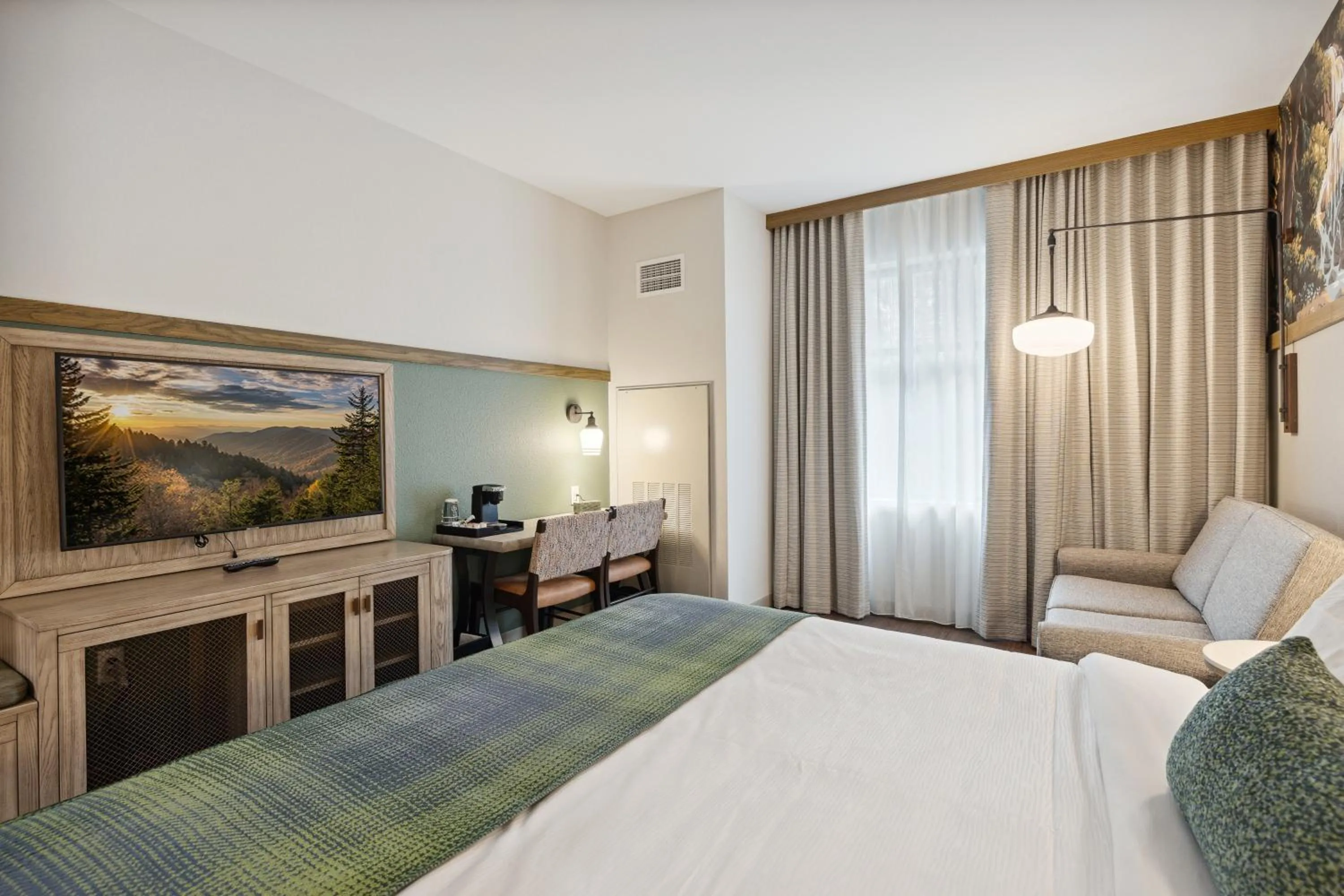 Bed in Dollywood's HeartSong Lodge & Resort