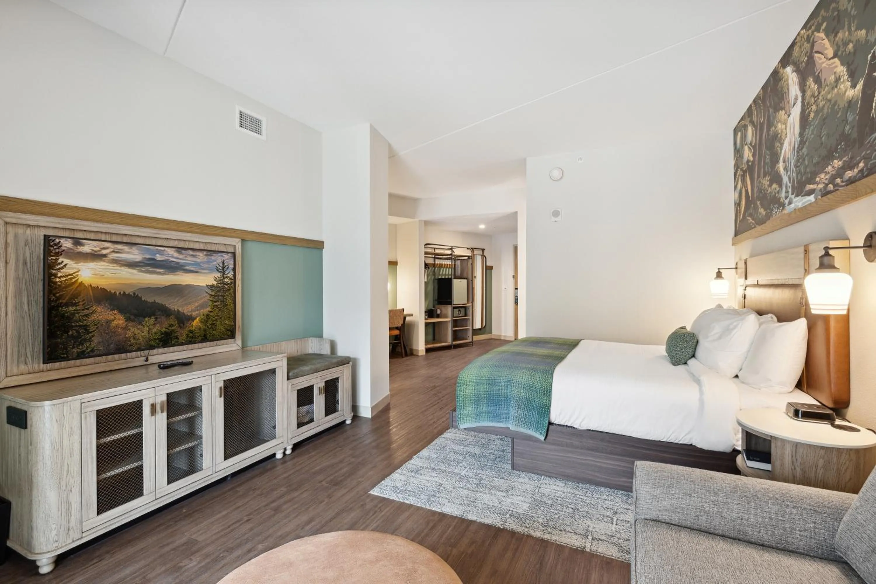 Bed in Dollywood's HeartSong Lodge & Resort