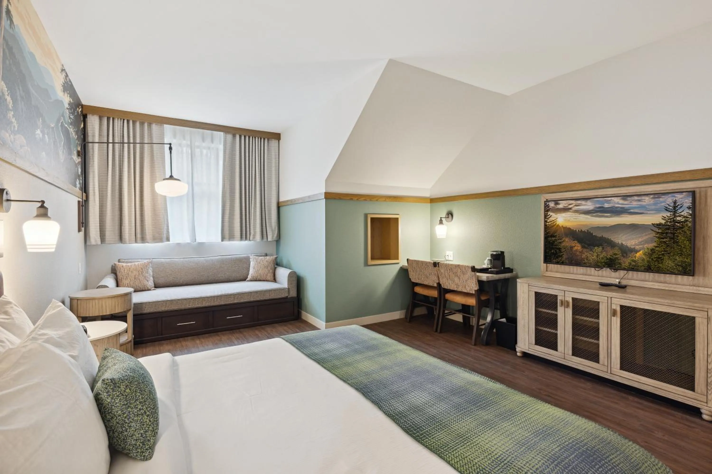 Bed in Dollywood's HeartSong Lodge & Resort