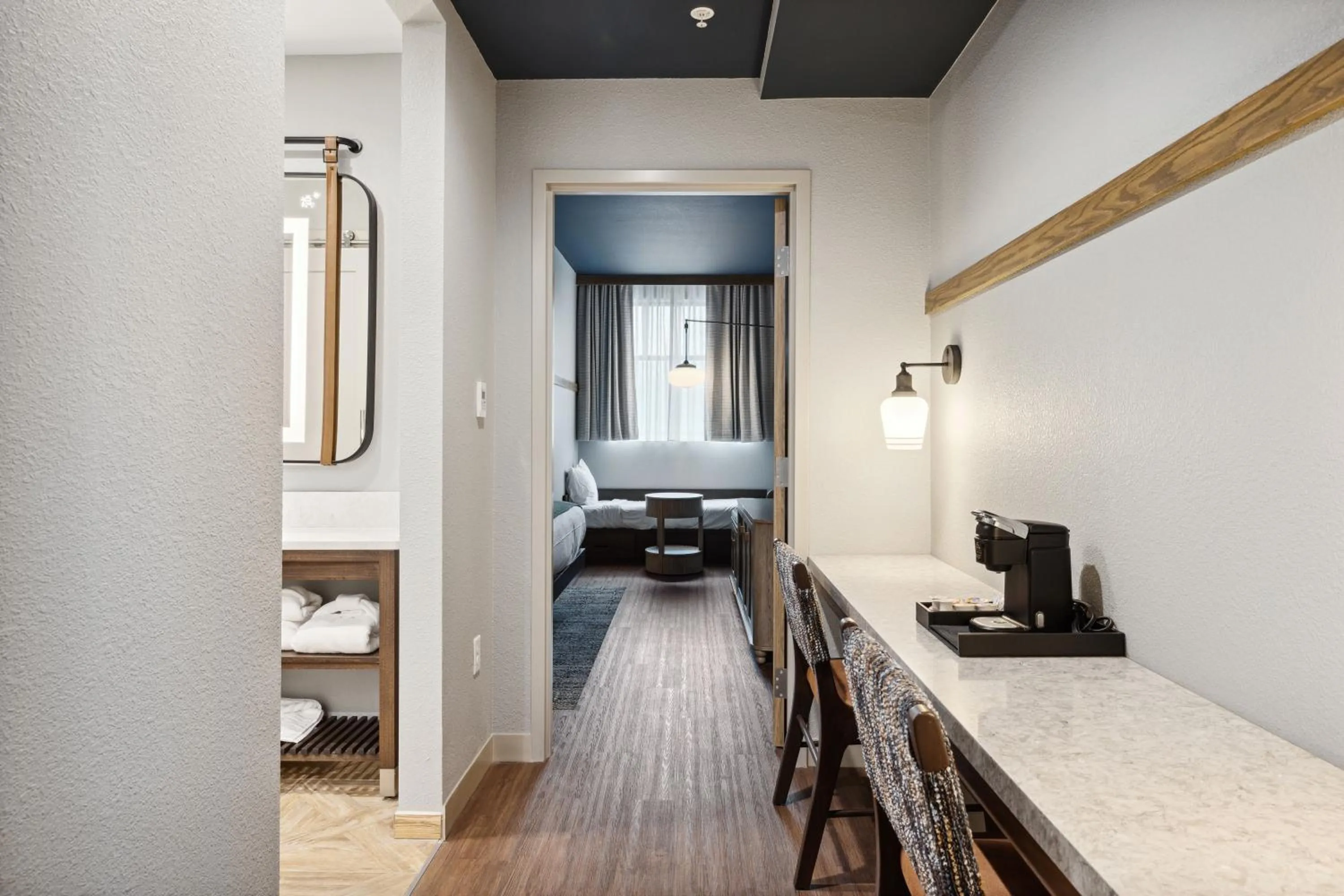 Bathroom, Bed in Dollywood's HeartSong Lodge & Resort