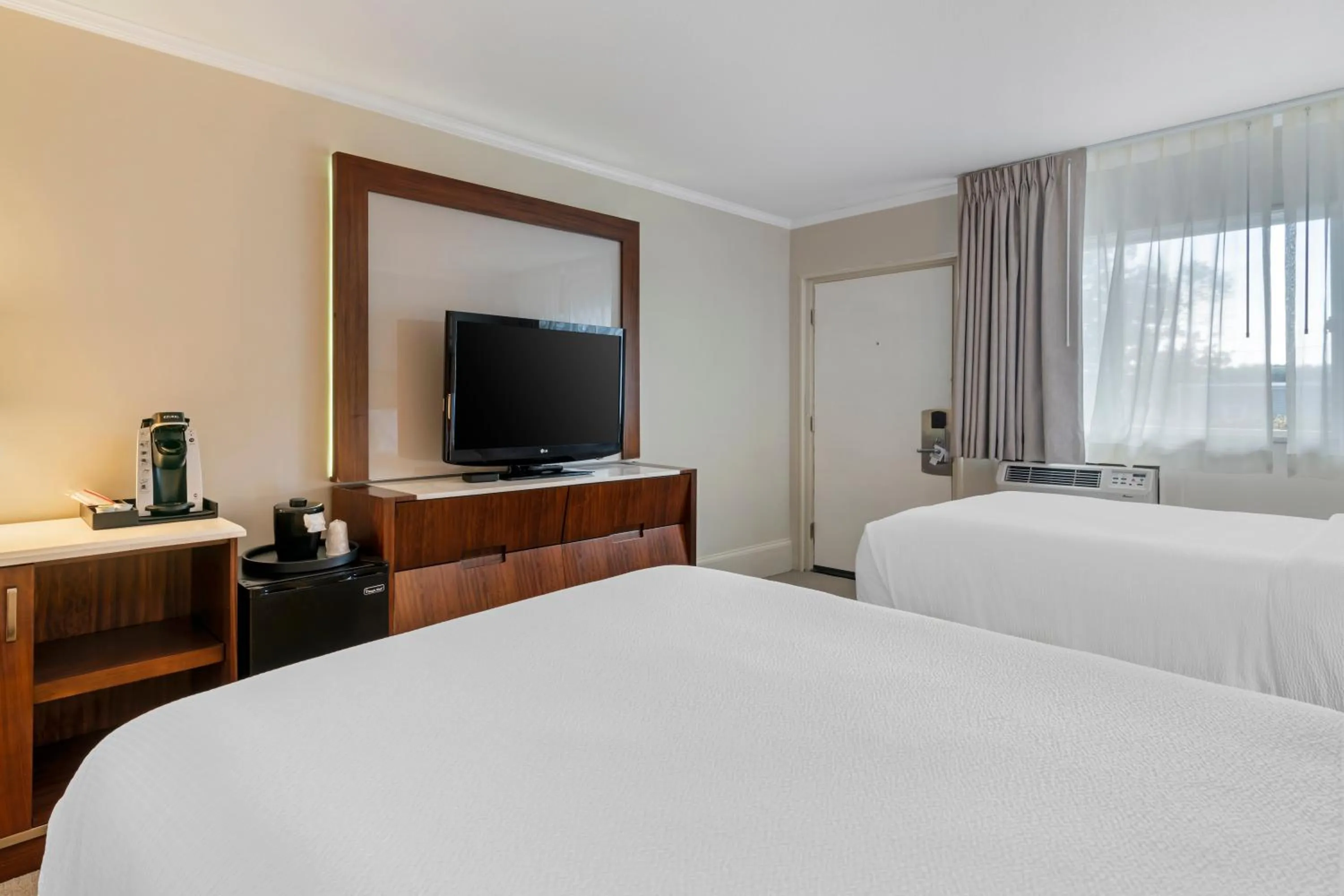 Bedroom, Bed in Downtown Dover Inn