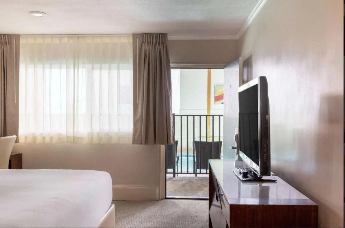 Photo of the whole room, Bed in Downtown Dover Inn