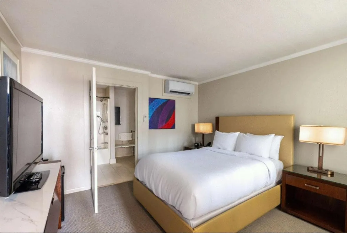 Bed in Downtown Dover Inn