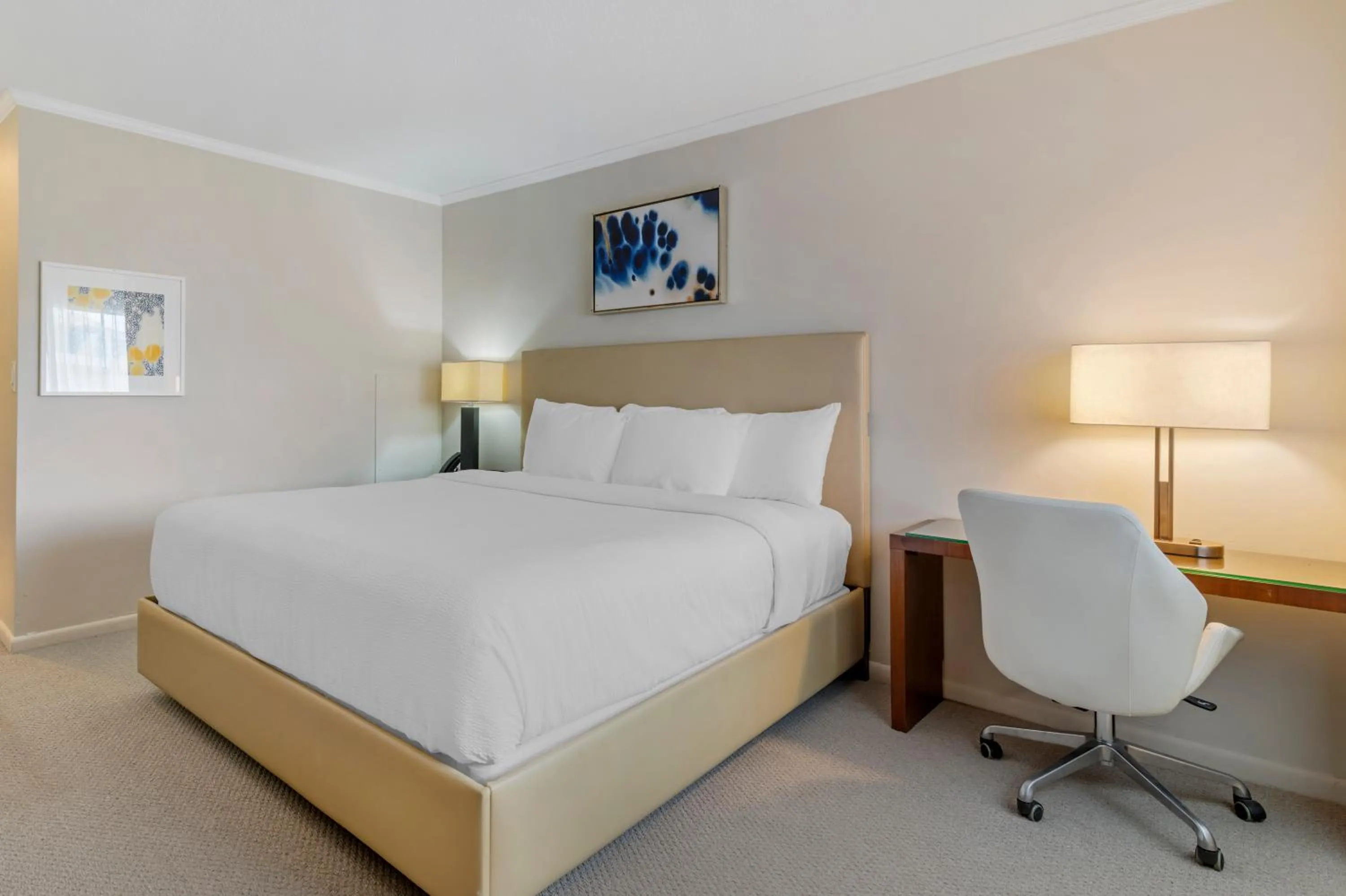 Bedroom, Bed in Downtown Dover Inn