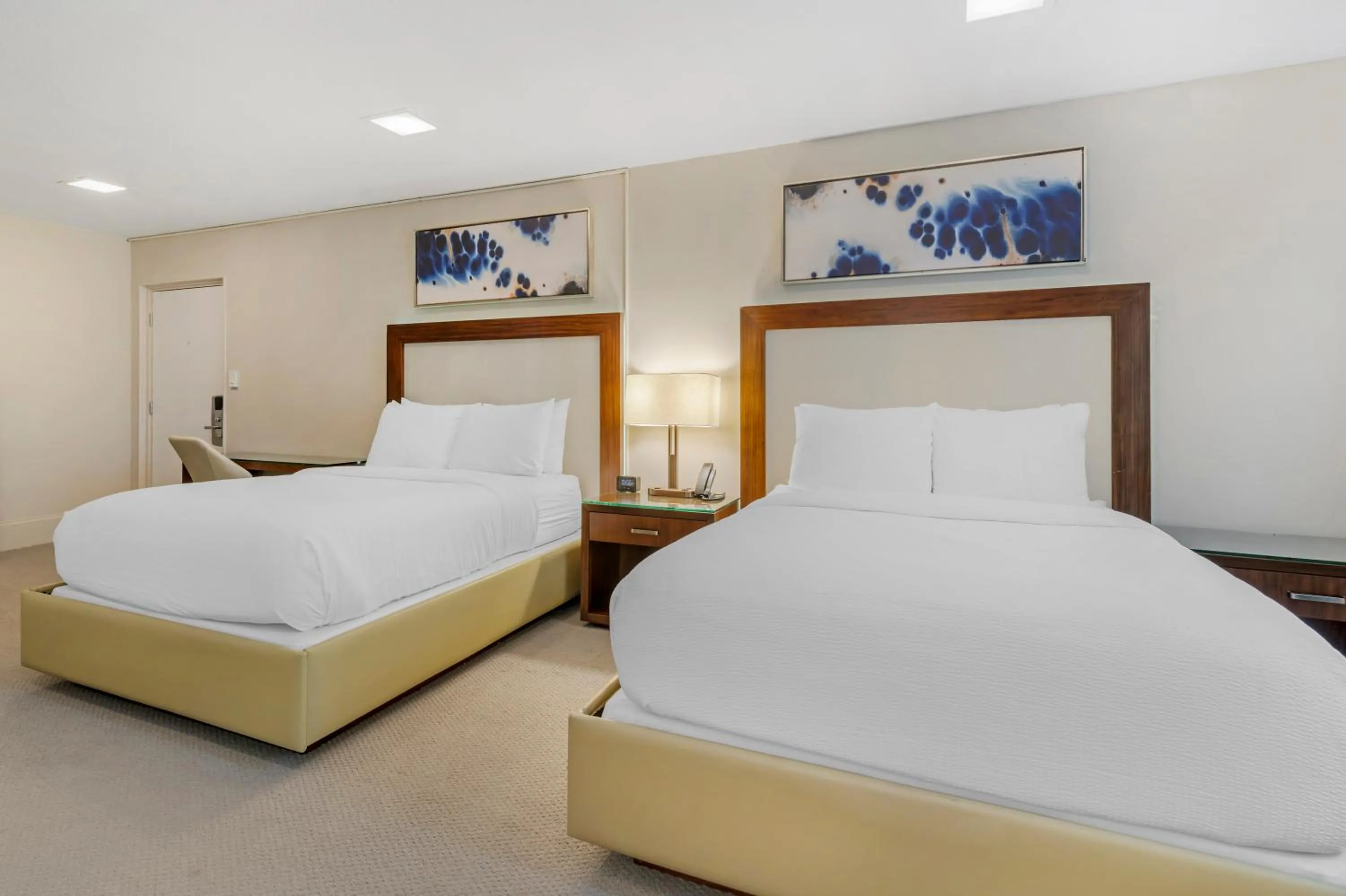 Bedroom, Bed in Downtown Dover Inn