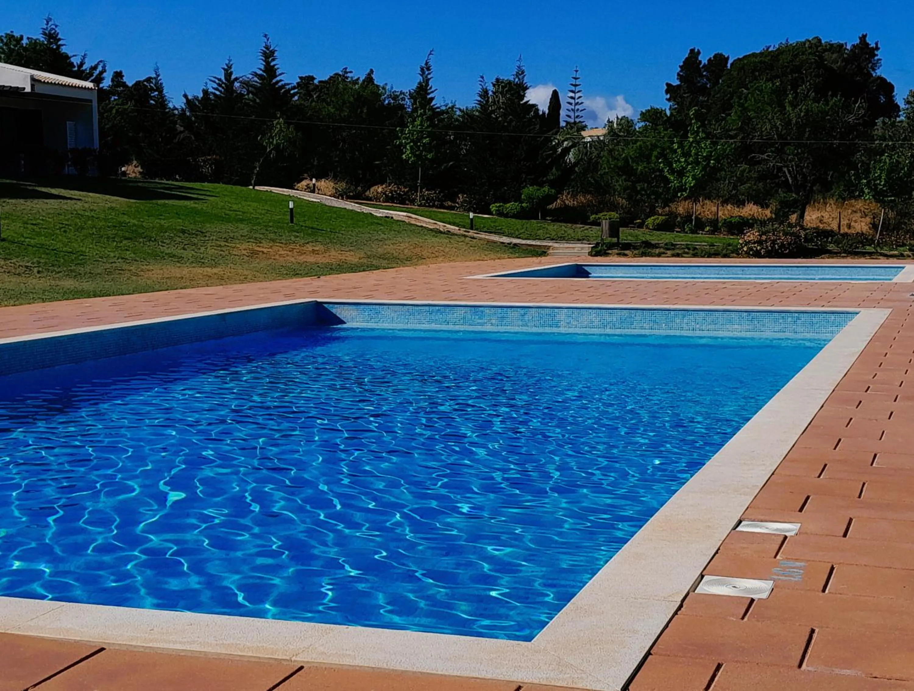 Area and facilities in DeVVine Beach and Golf
