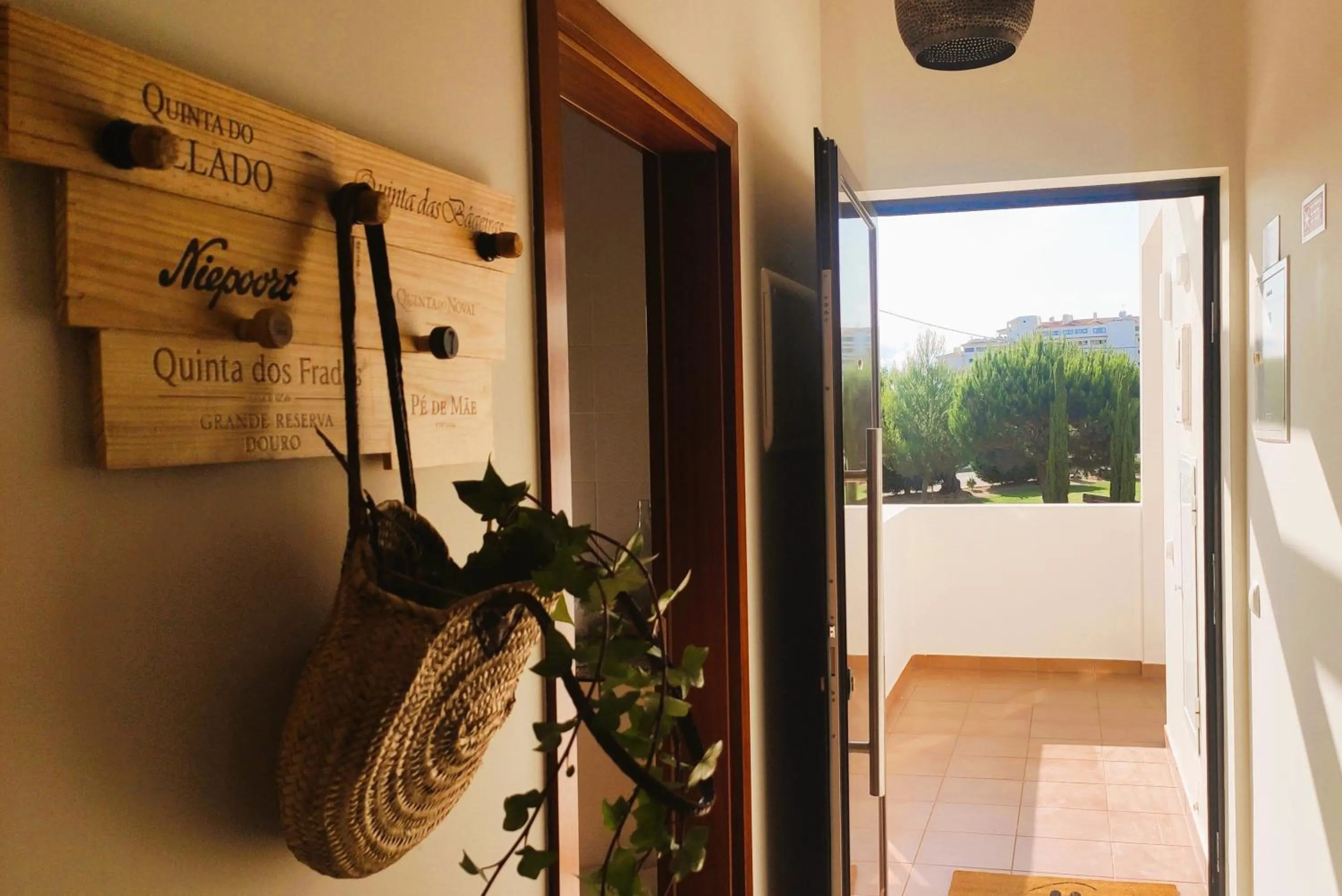 Facade/entrance in DeVVine Beach and Golf