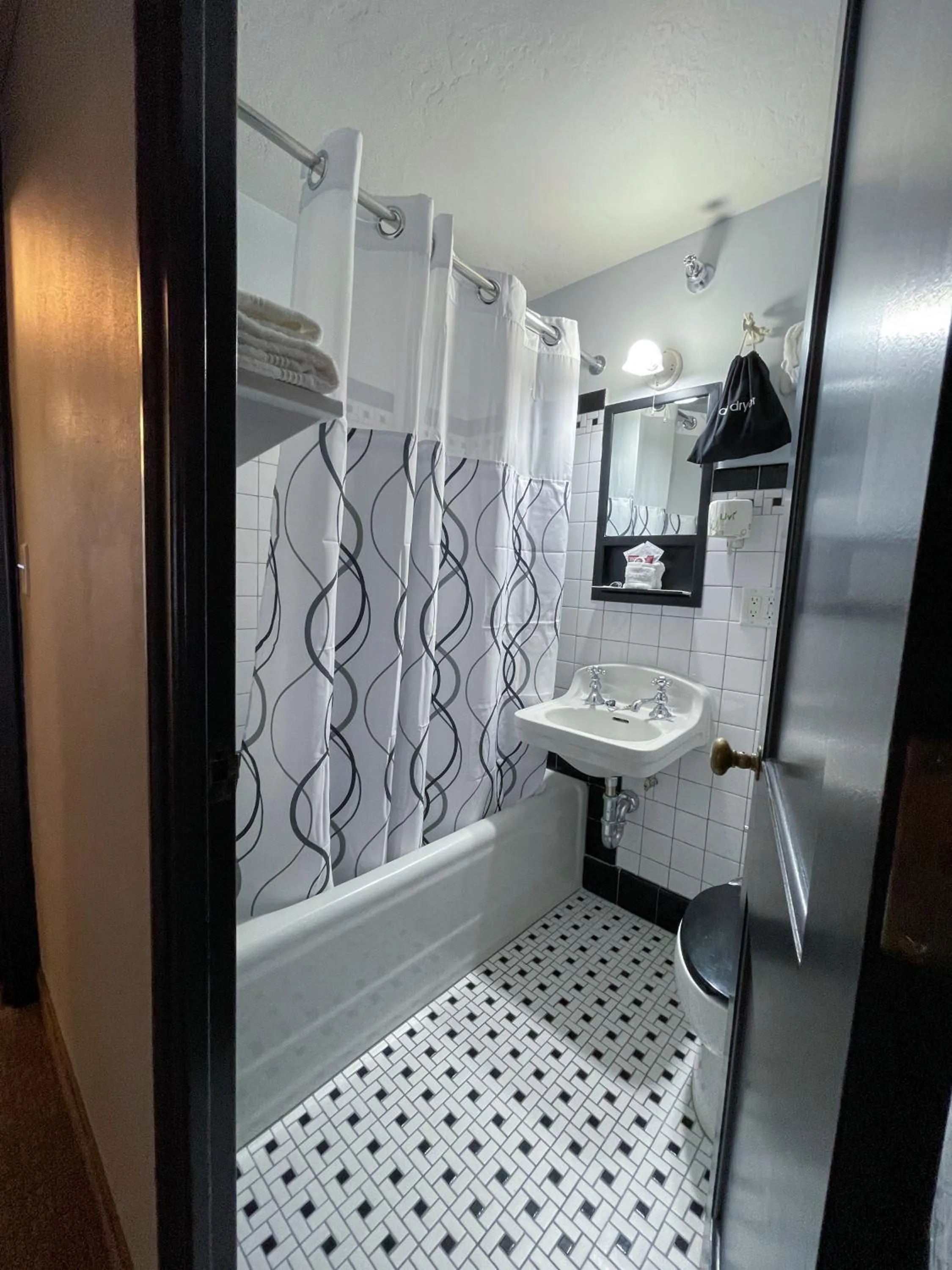 Bathroom in The Alonzo Ward Hotel