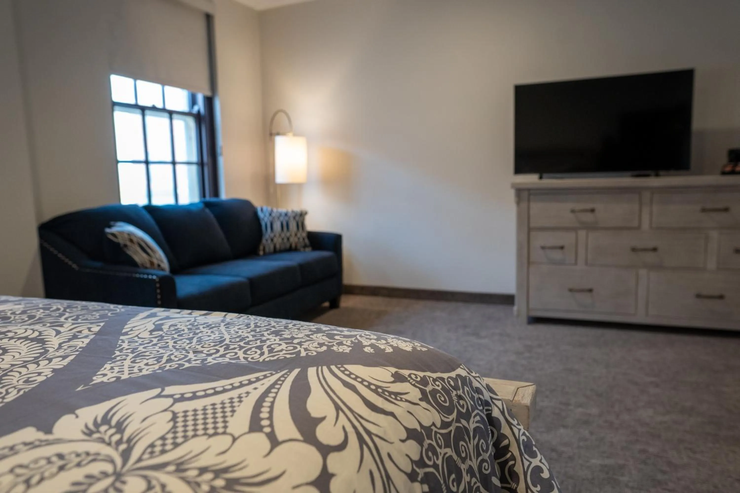 Seating area, Bed in The Alonzo Ward Hotel