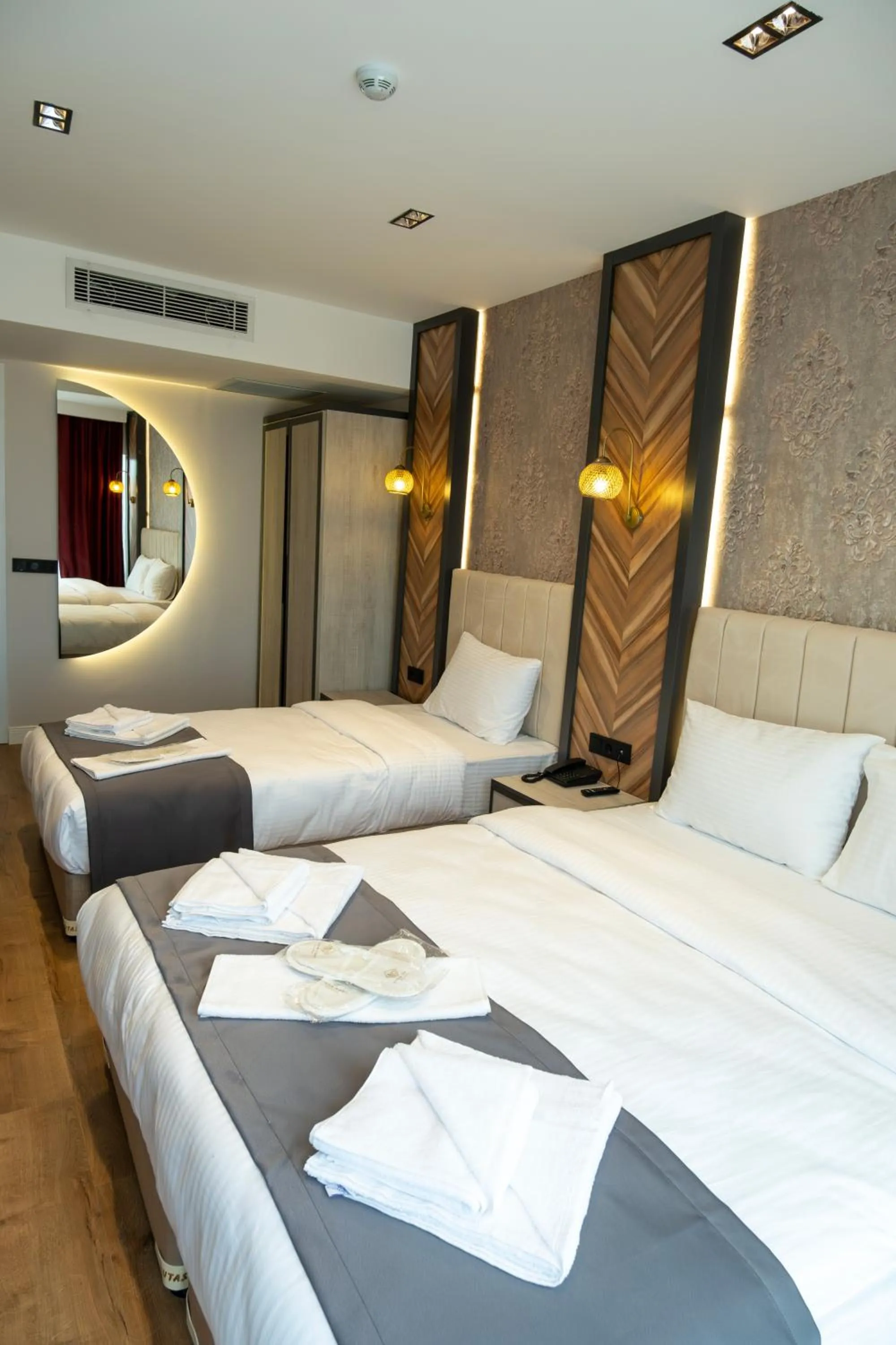 Photo of the whole room, Bed in Linda Port Hotel