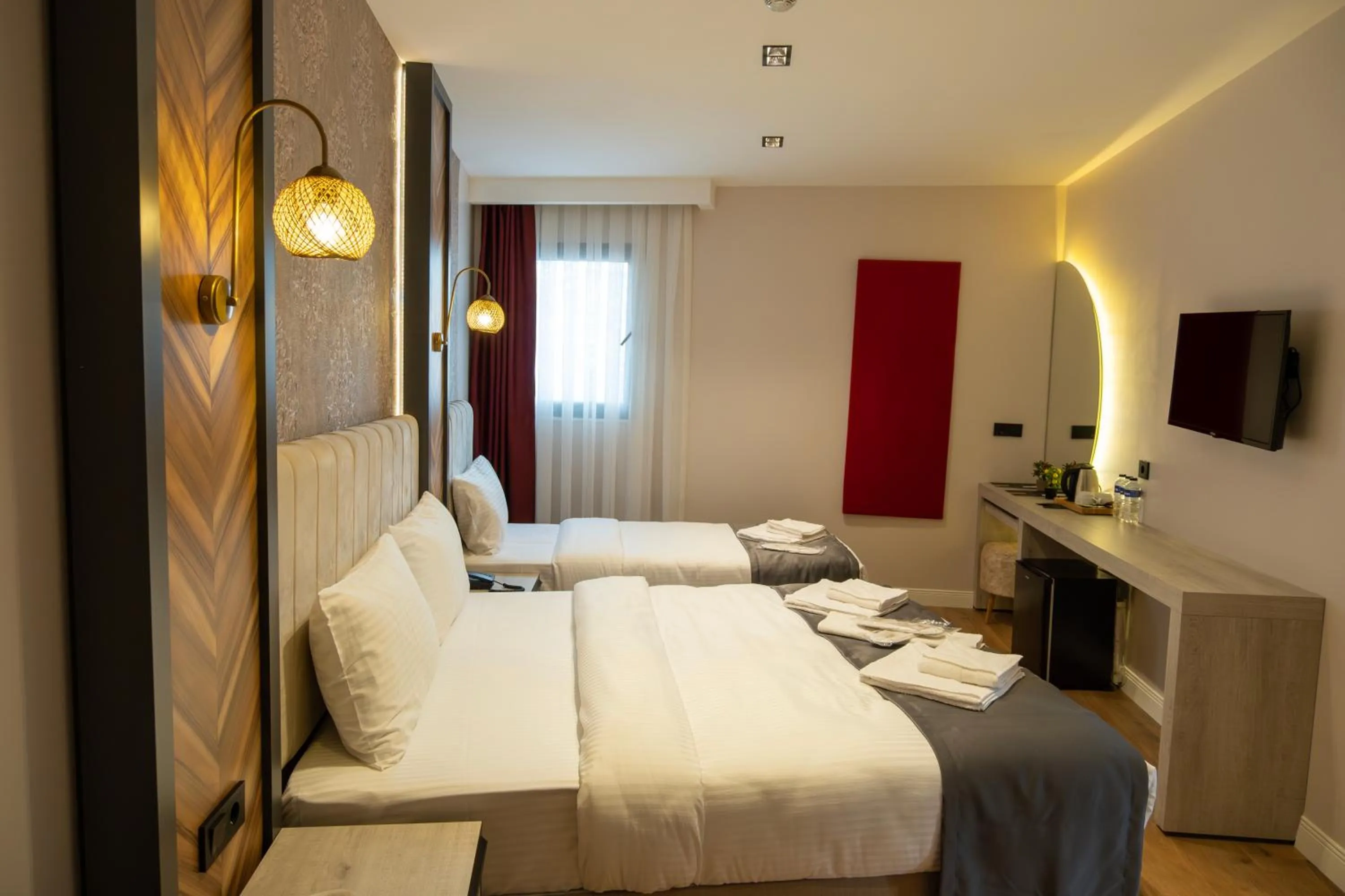 Communal lounge/ TV room, Bed in Linda Port Hotel