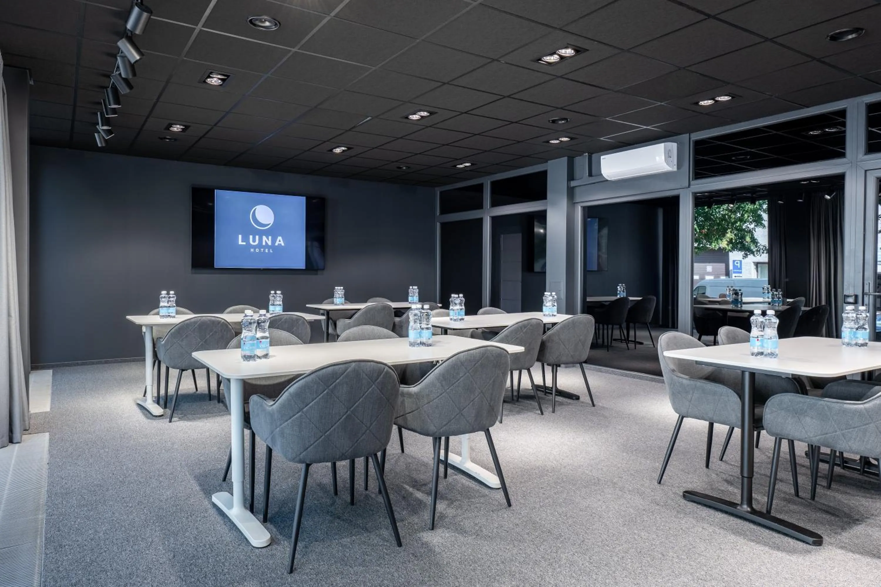 Restaurant/places to eat in Luna Self Check-in Hotel Klaipeda