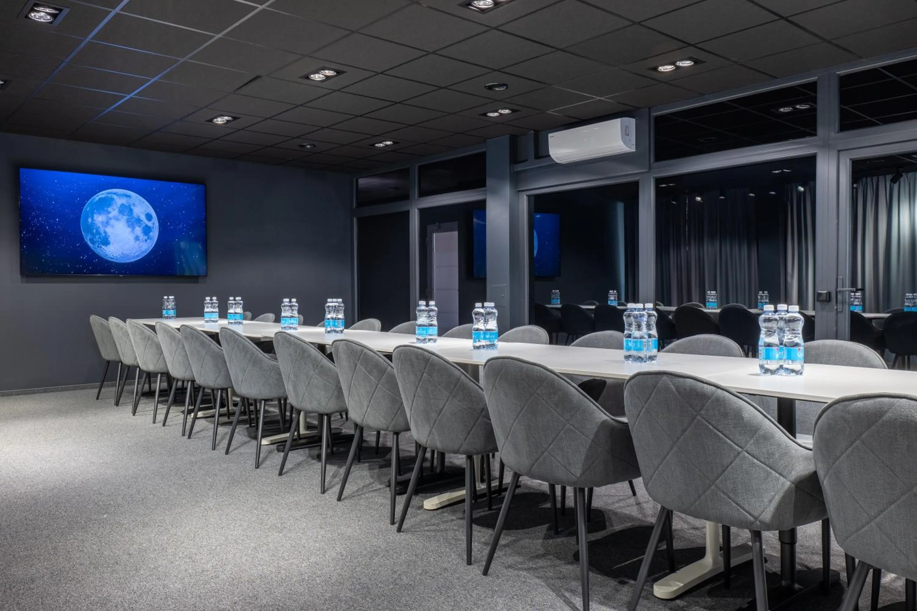 TV and multimedia in Luna Self Check-in Hotel Klaipeda