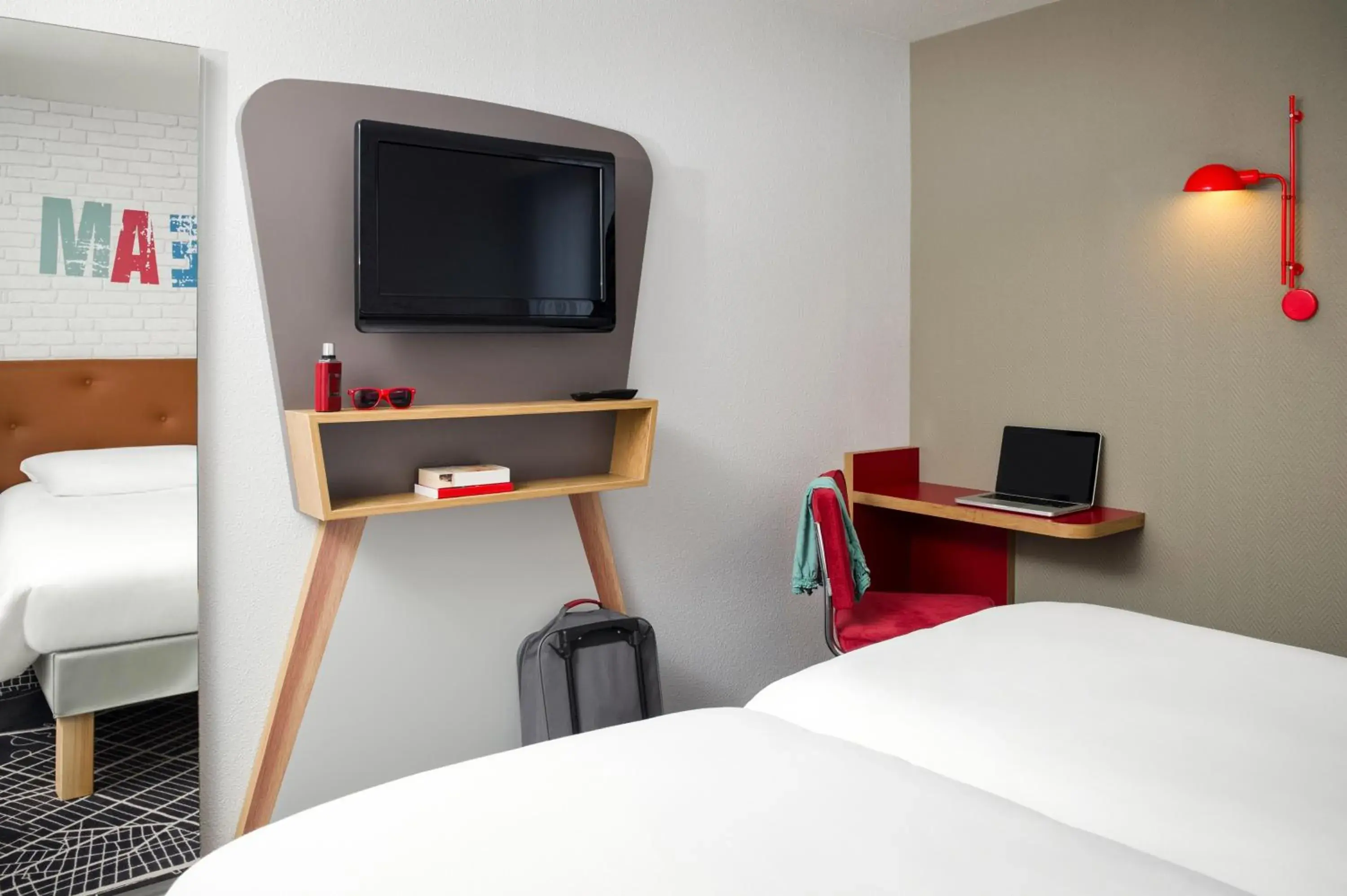 TV and multimedia, Bed in ibis Styles Chartres Métropole TV and multimedia, Bed in ibis Styles Chartres Métropole