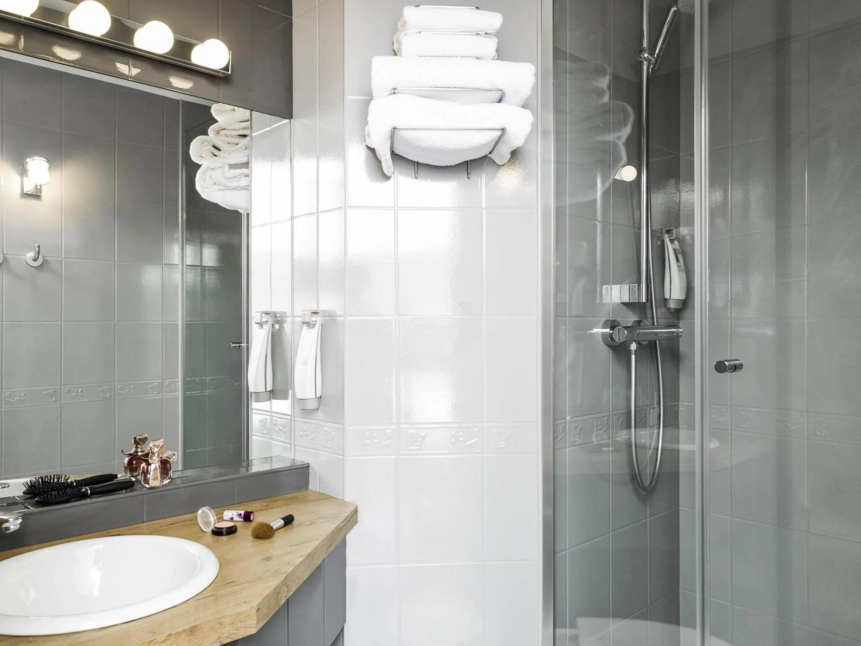 Bedroom in ibis Styles Chartres Métropole