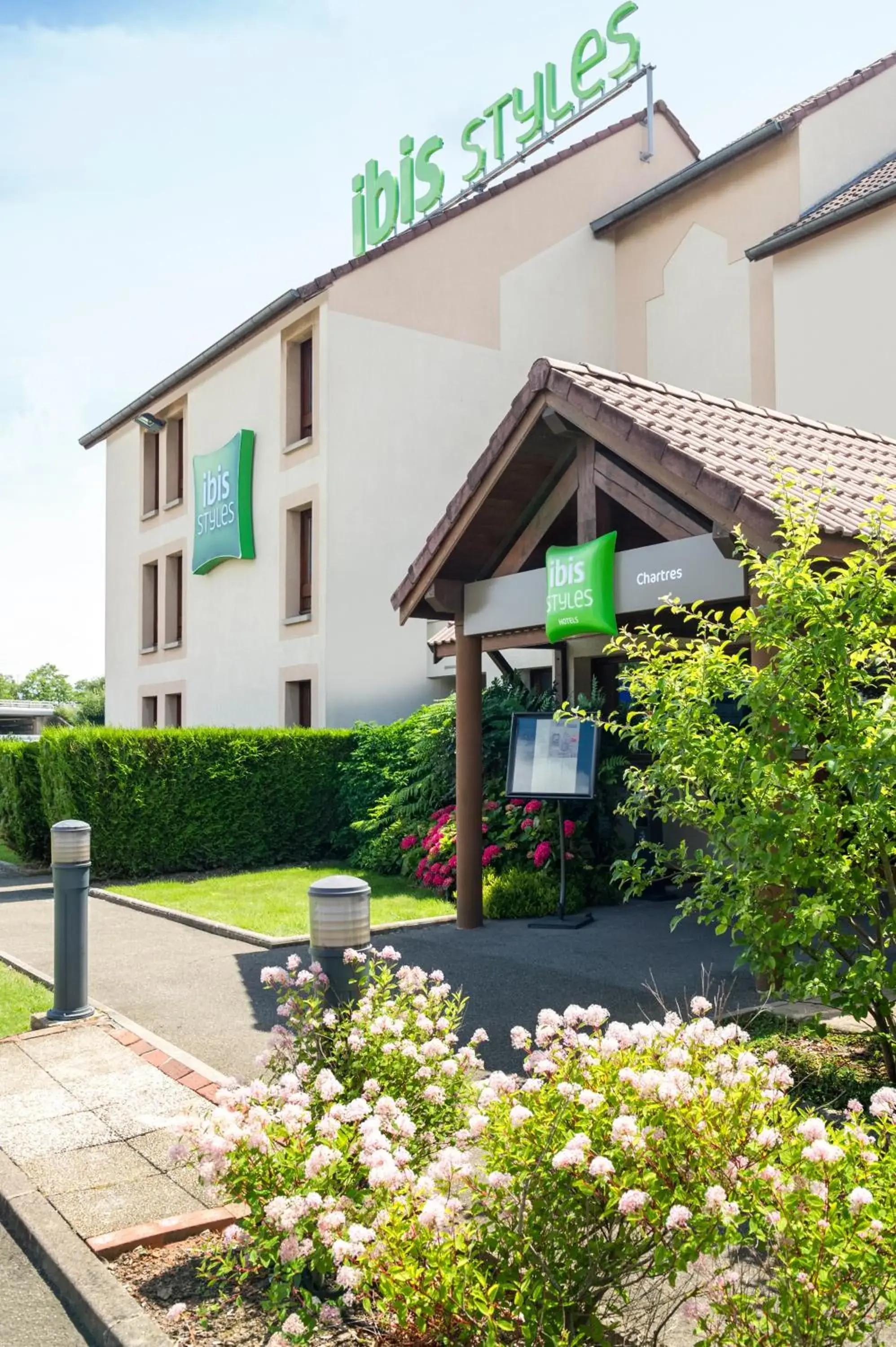 Facade/entrance in ibis Styles Chartres Métropole Facade/entrance in ibis Styles Chartres Métropole