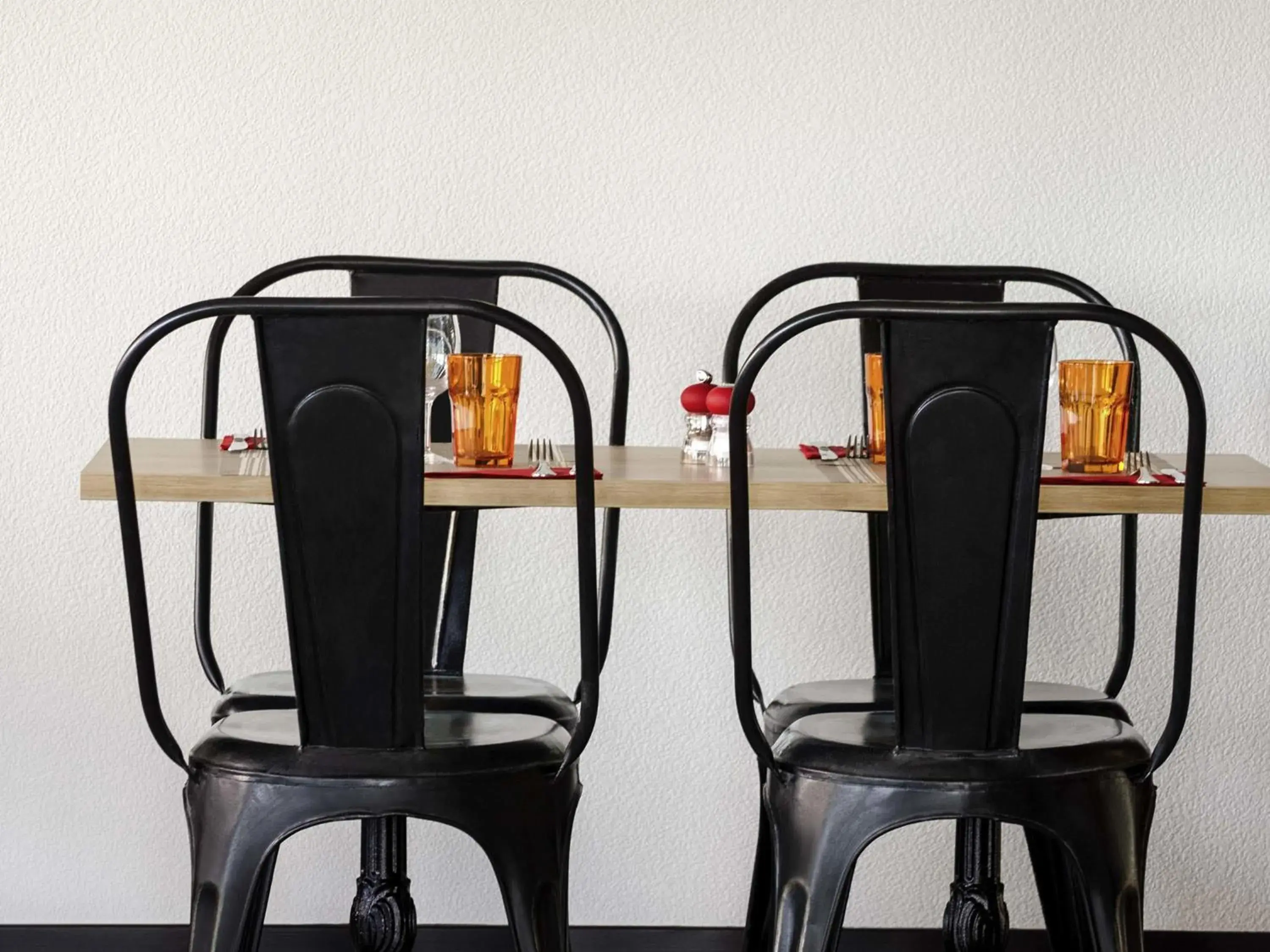 Lounge or bar in ibis Styles Chartres Métropole Lounge or bar in ibis Styles Chartres Métropole