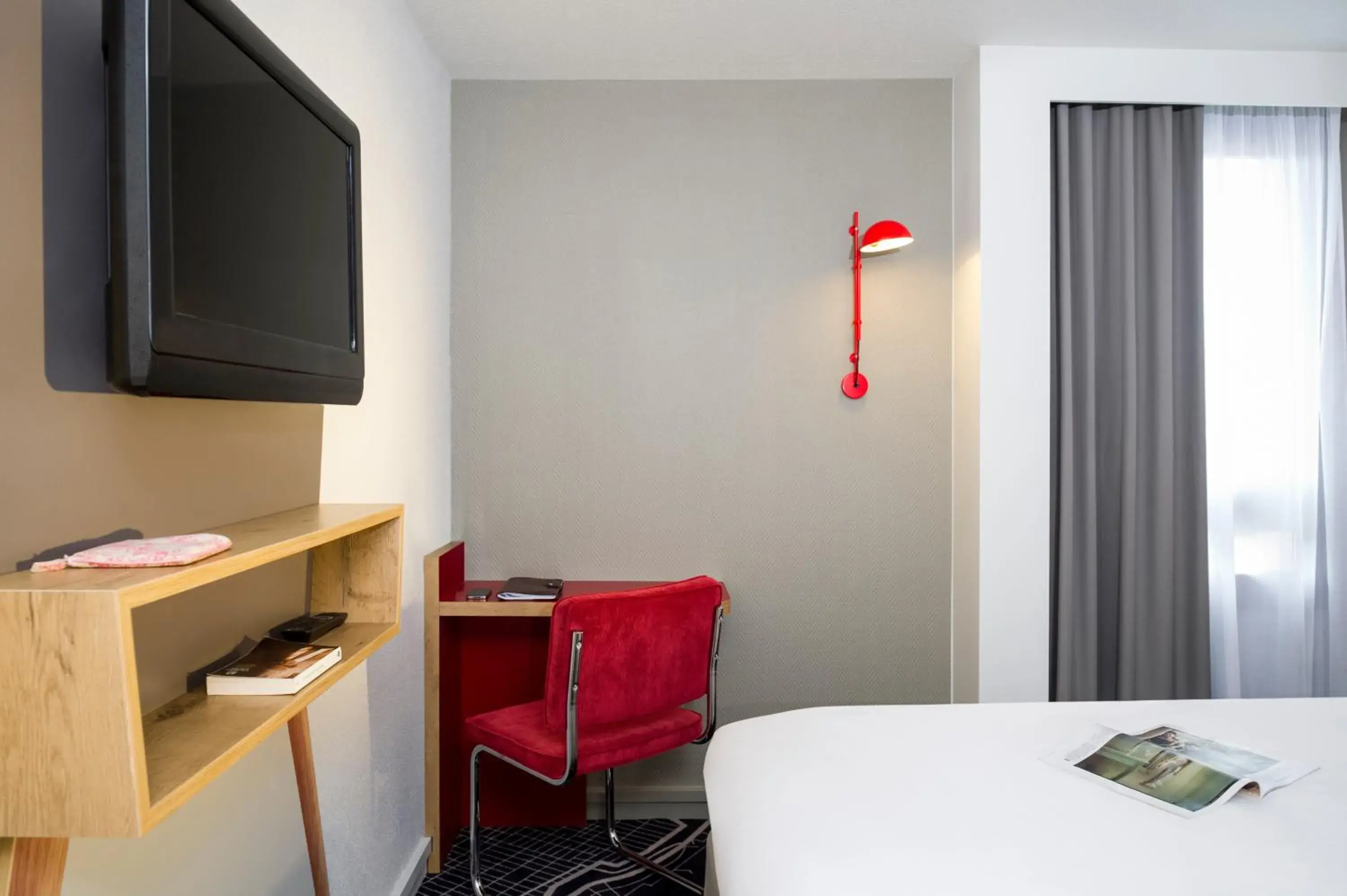TV and multimedia, Bed in ibis Styles Chartres Métropole TV and multimedia, Bed in ibis Styles Chartres Métropole