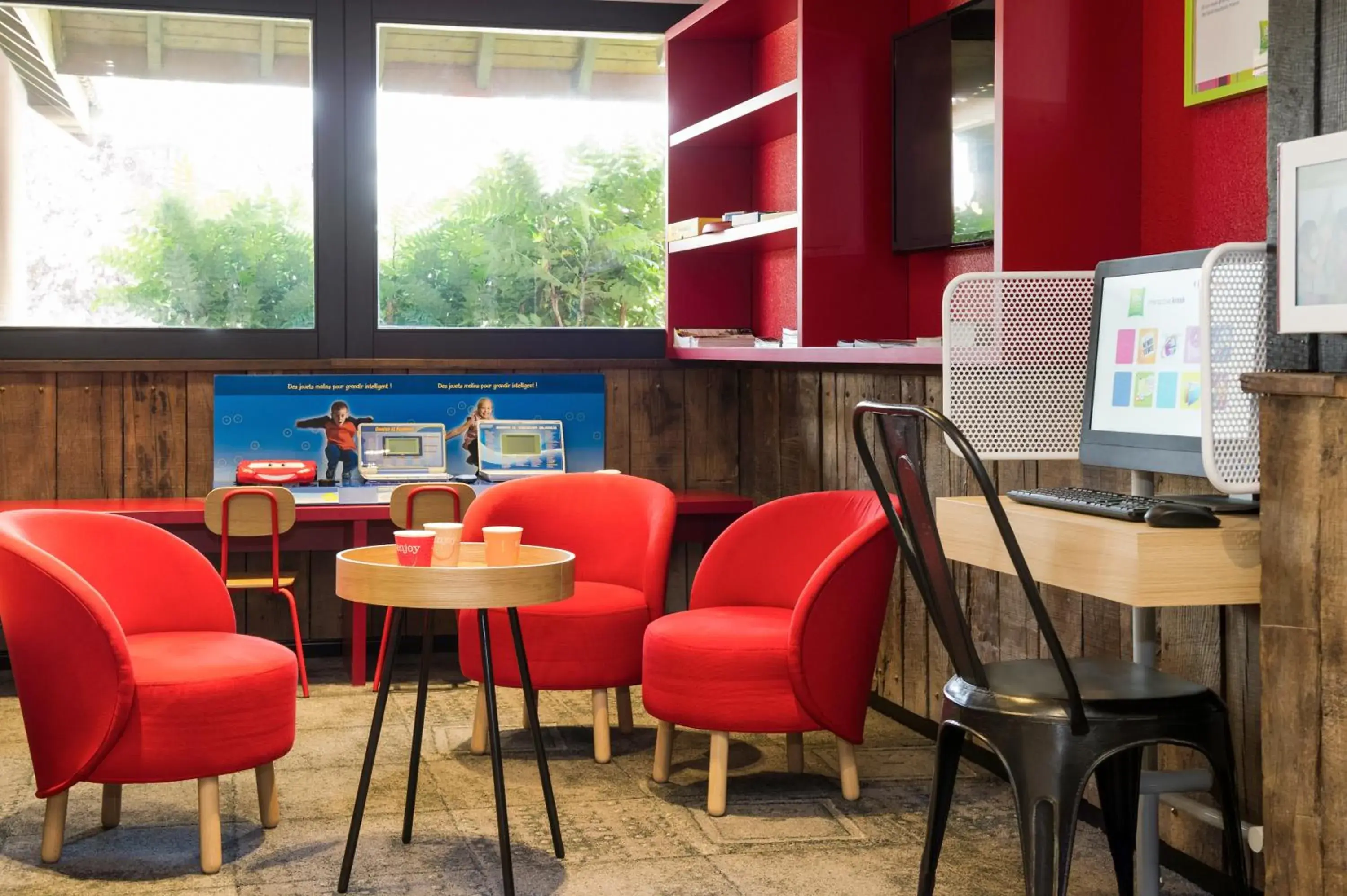 Lobby or reception in ibis Styles Chartres Métropole Lobby or reception in ibis Styles Chartres Métropole