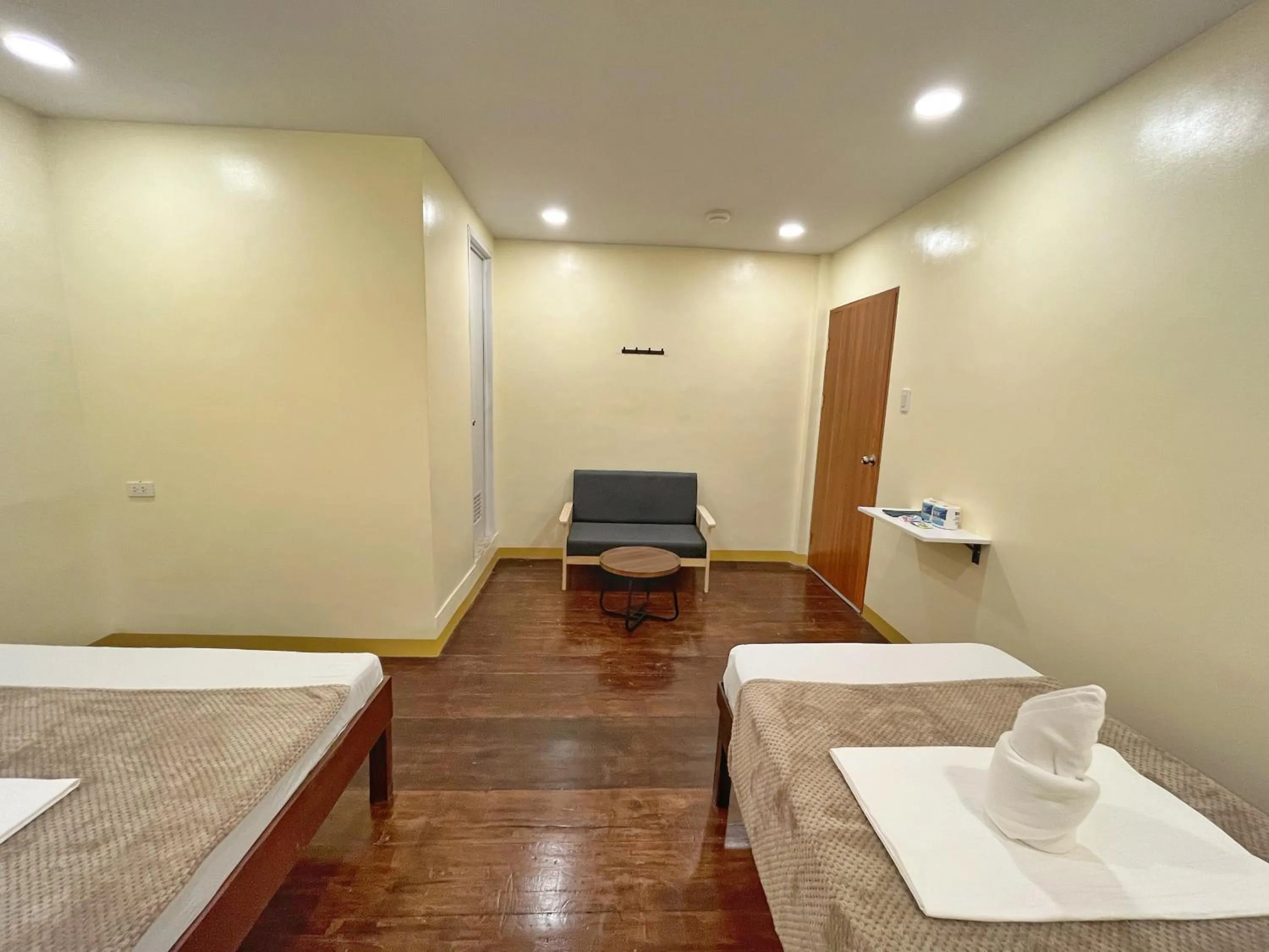 Photo of the whole room, Bed in Zuric Pension House