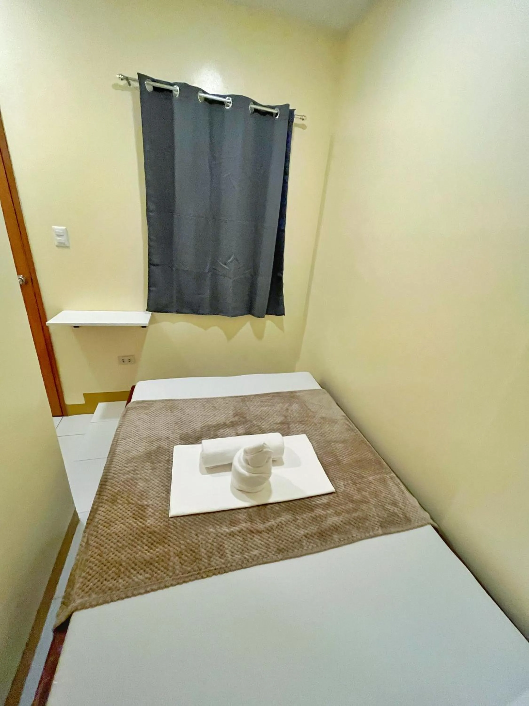 Photo of the whole room, Bed in Zuric Pension House