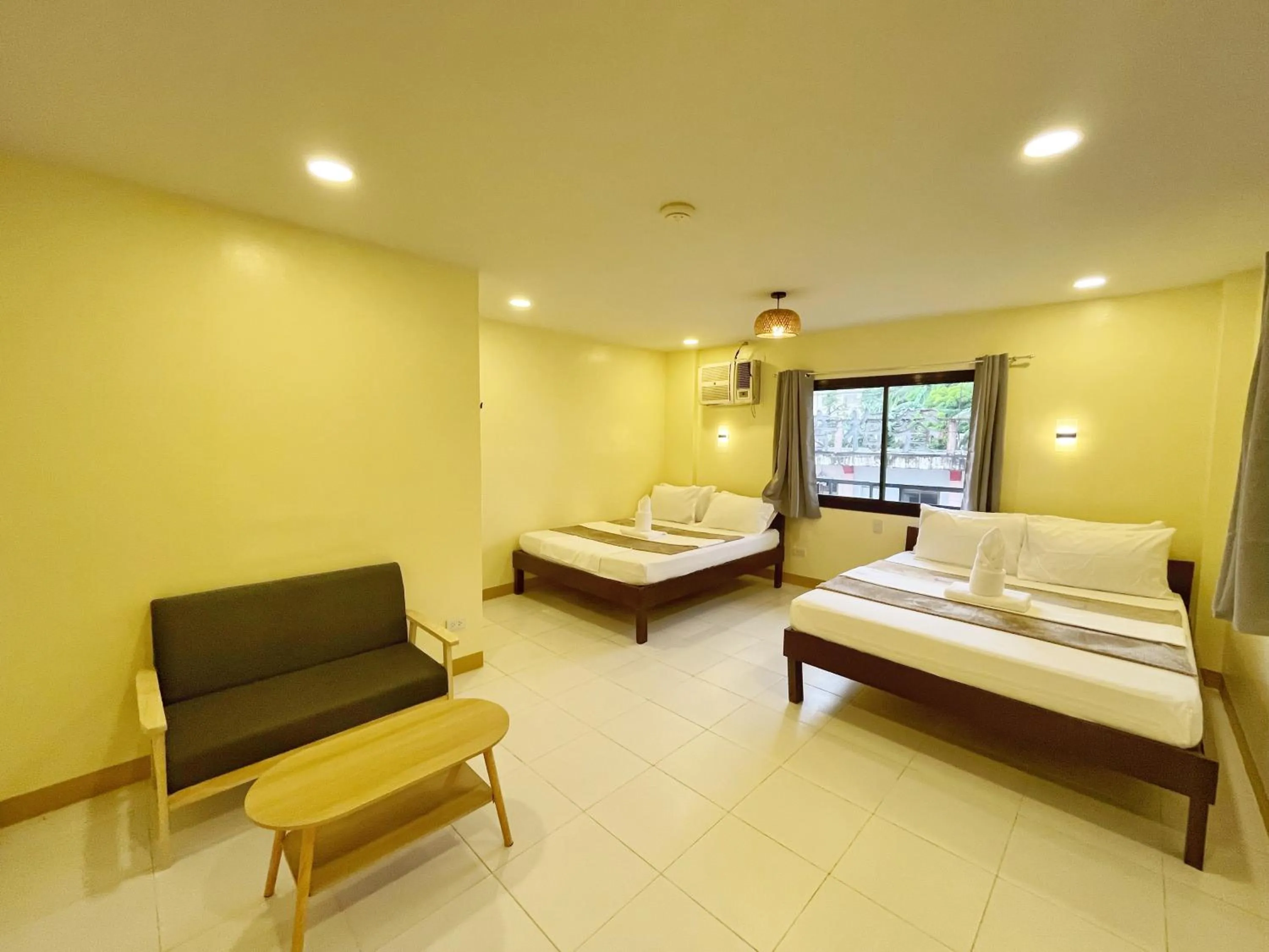 Photo of the whole room, Bed in Zuric Pension House