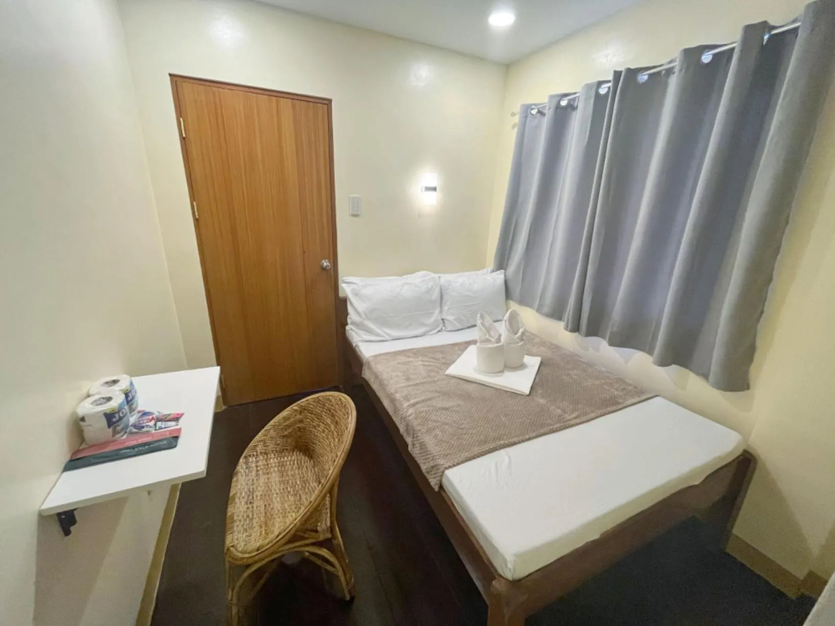 Photo of the whole room, Bed in Zuric Pension House