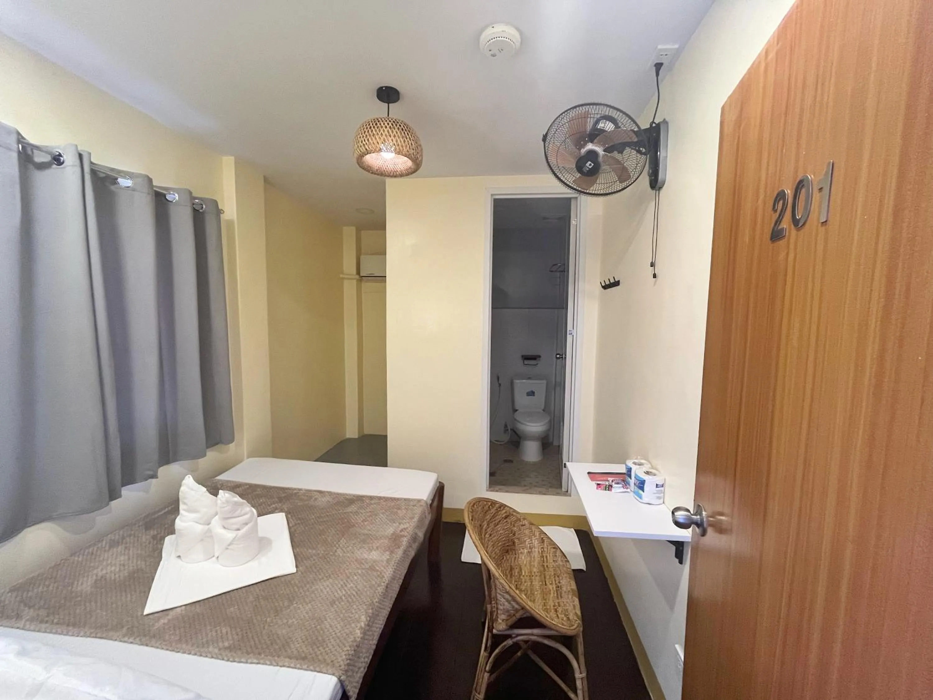 Photo of the whole room, Bed in Zuric Pension House