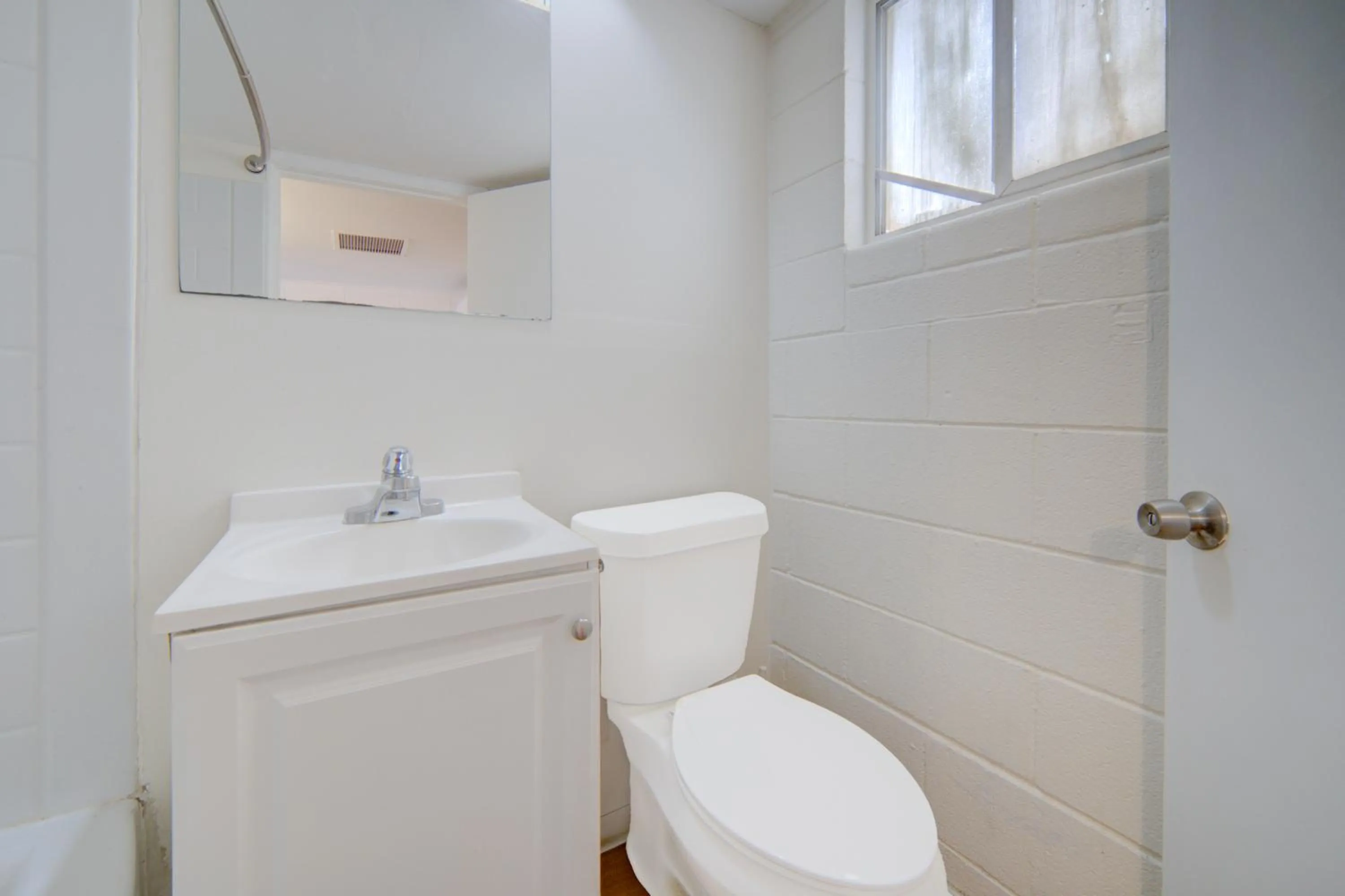 Bathroom in Cannon Inn By Capital O Gonzales Tx