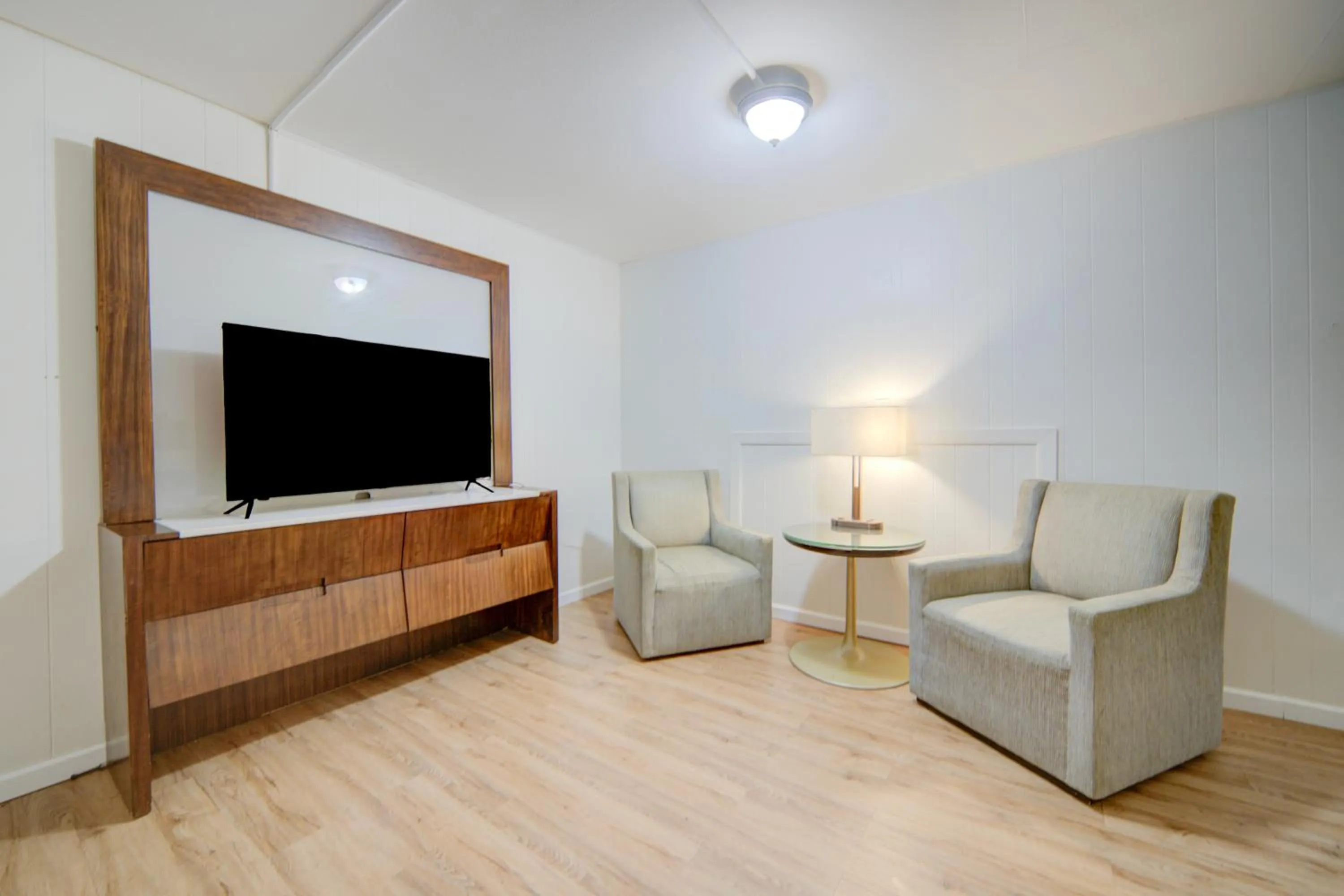 Seating area in Cannon Inn By Capital O Gonzales Tx