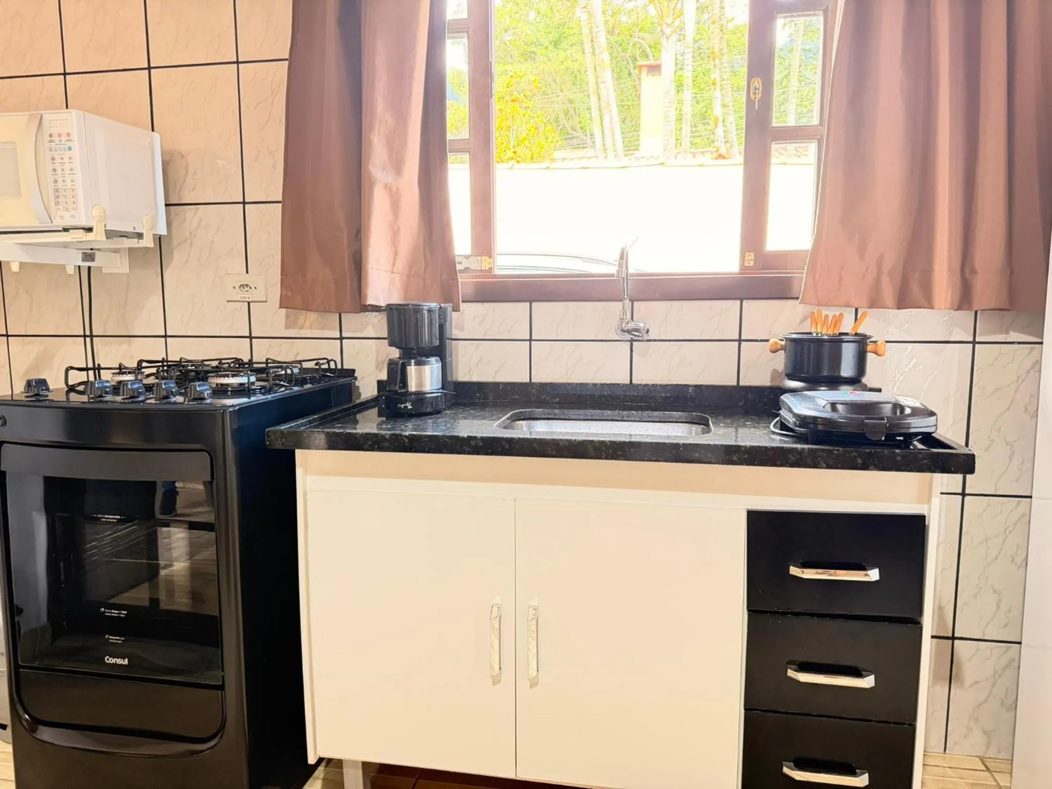 Kitchen or kitchenette in Juquinha Chalé