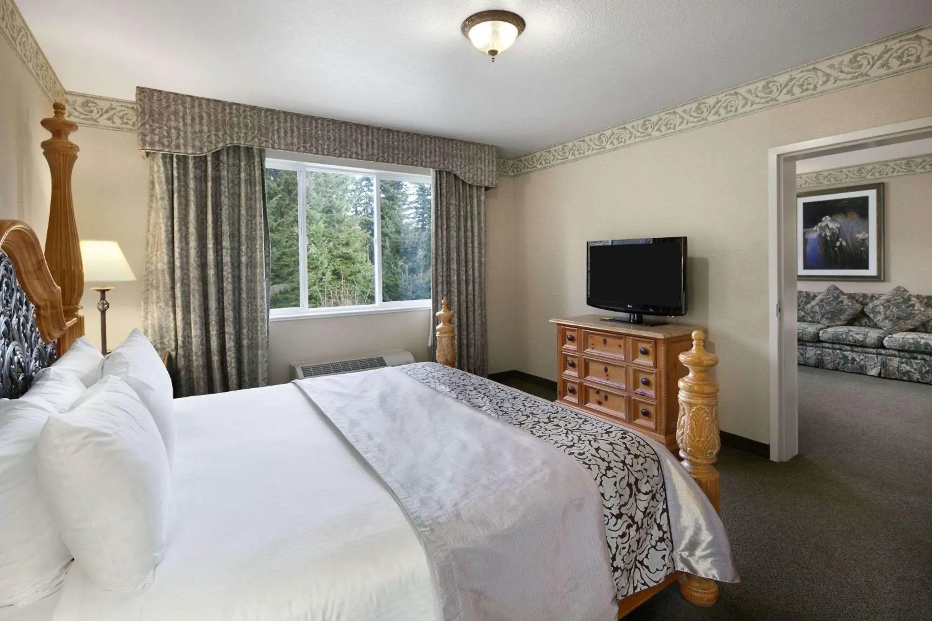 Photo of the whole room, Bed in Ramada by Wyndham Olympia Photo of the whole room, Bed in Ramada by Wyndham Olympia