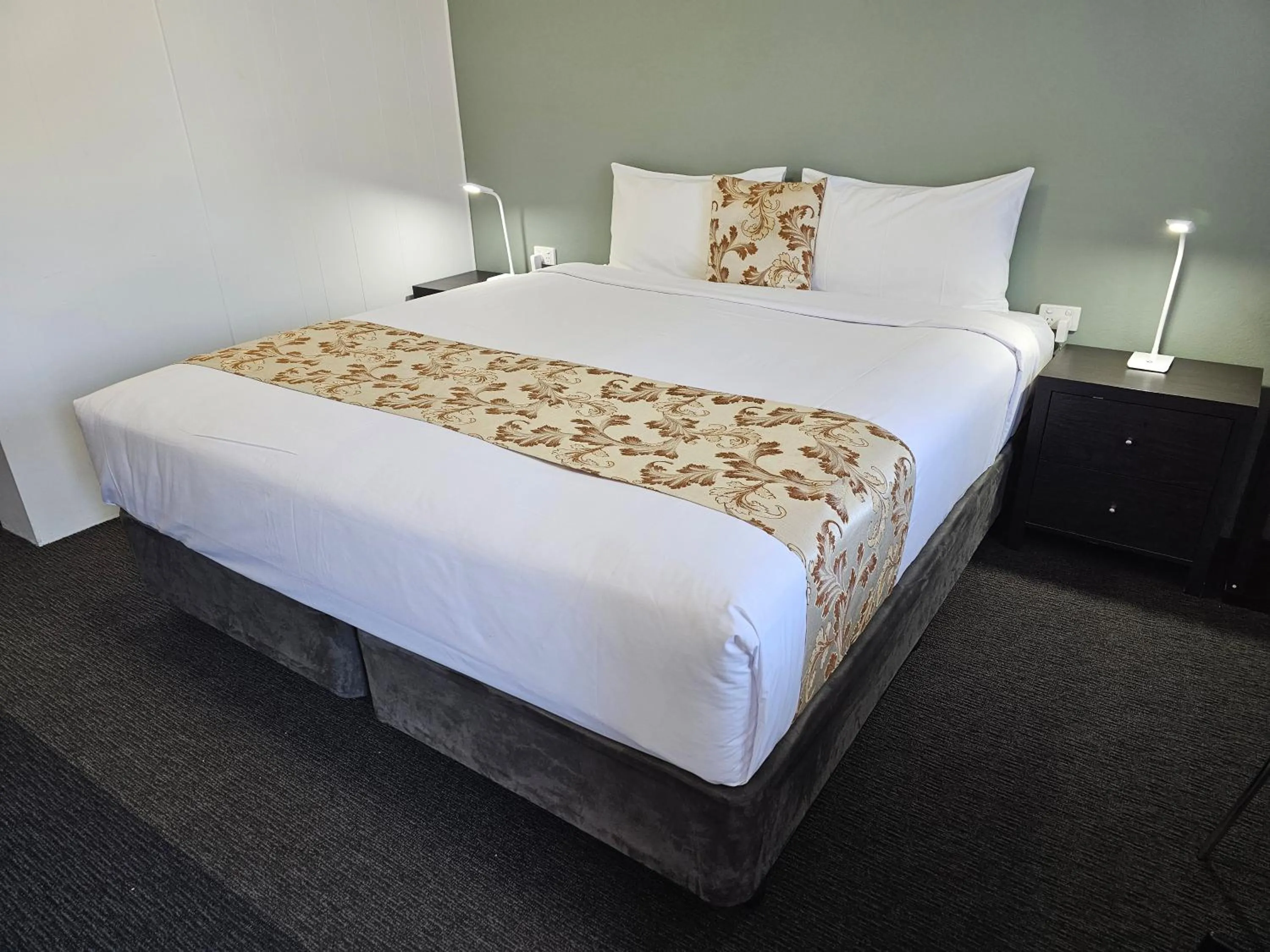 Bed in Country Lodge Motor Inn