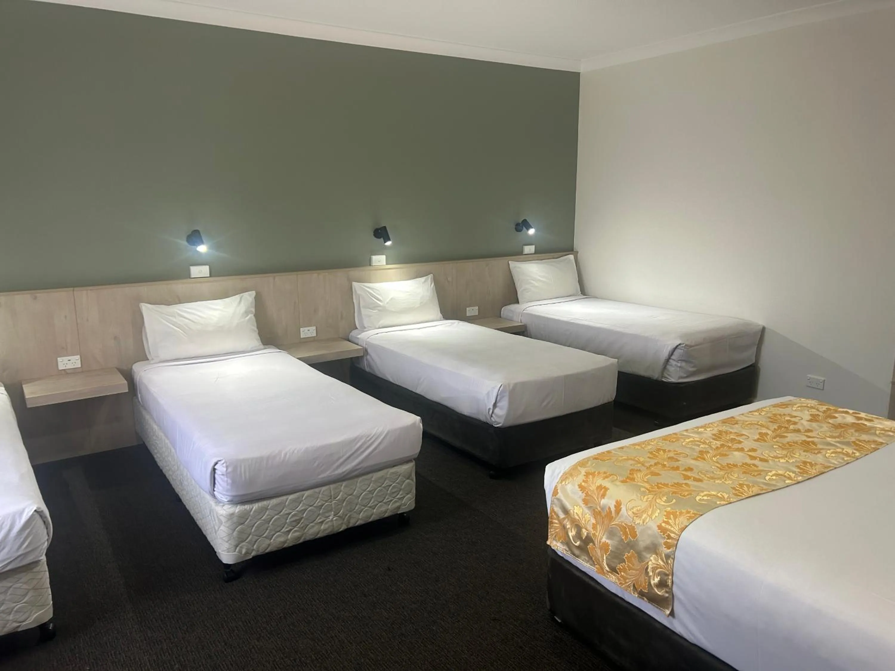 Bed in Country Lodge Motor Inn