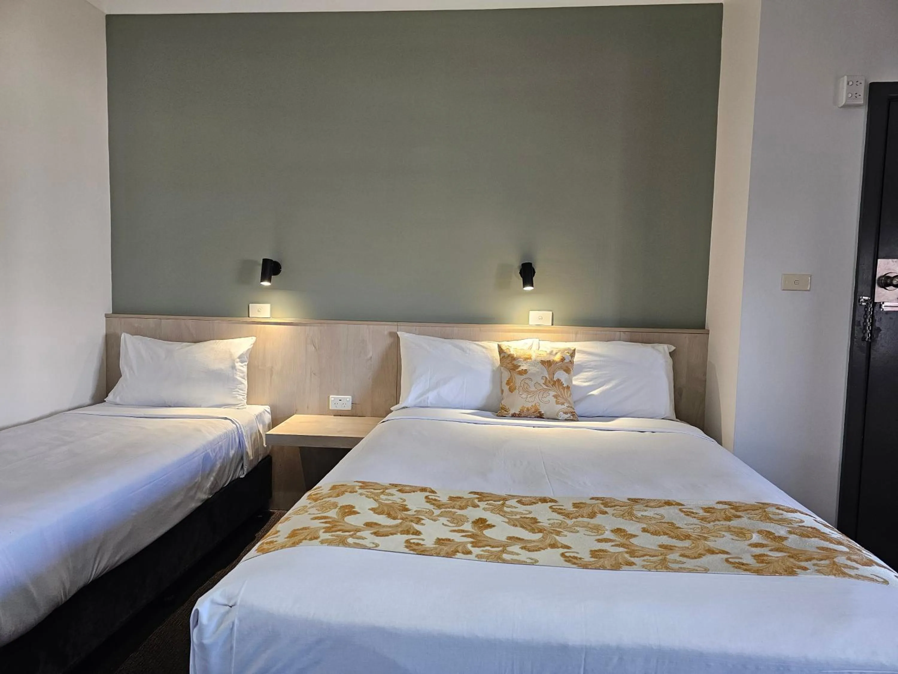 Bed in Country Lodge Motor Inn