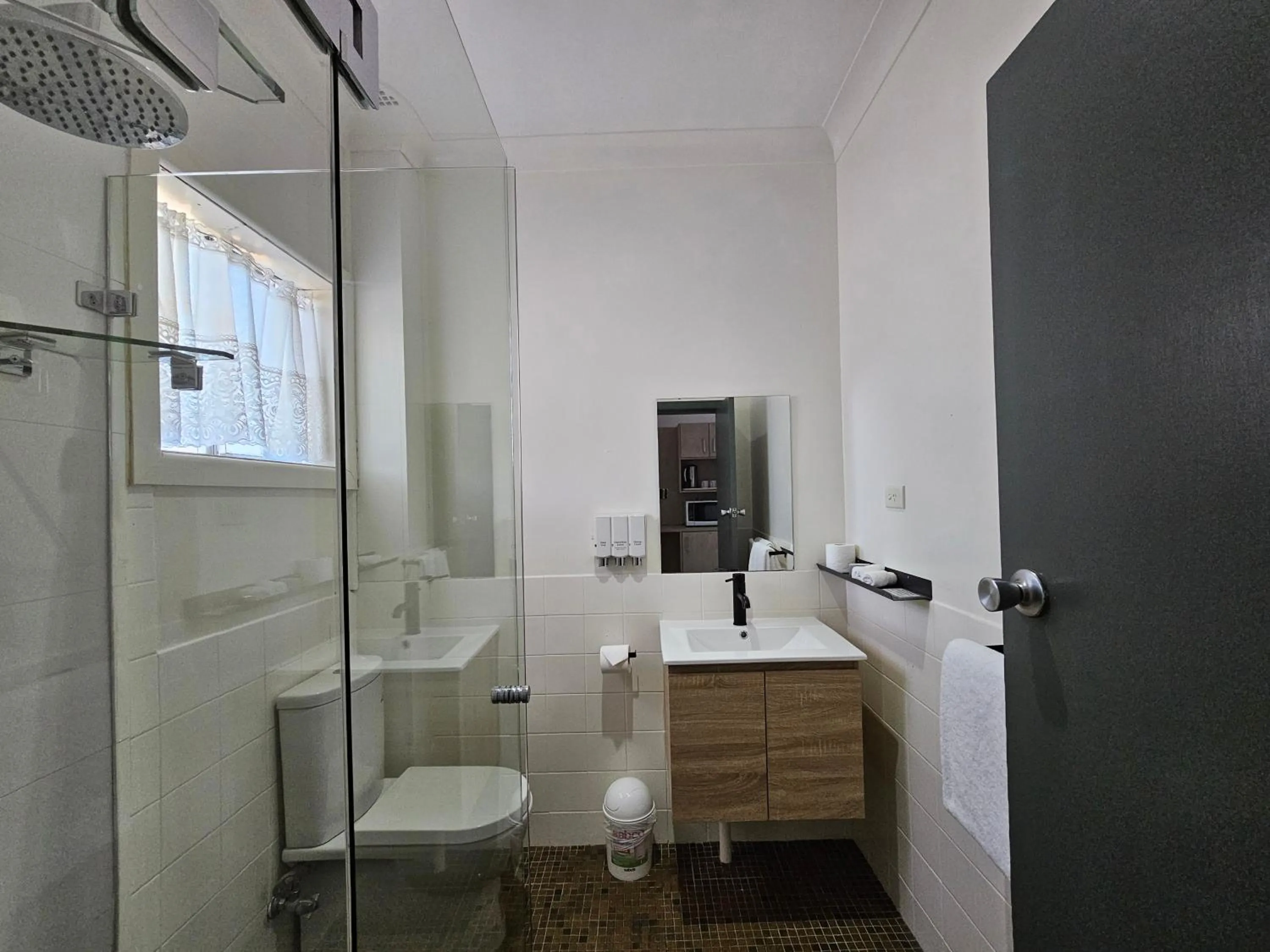 Shower in Country Lodge Motor Inn