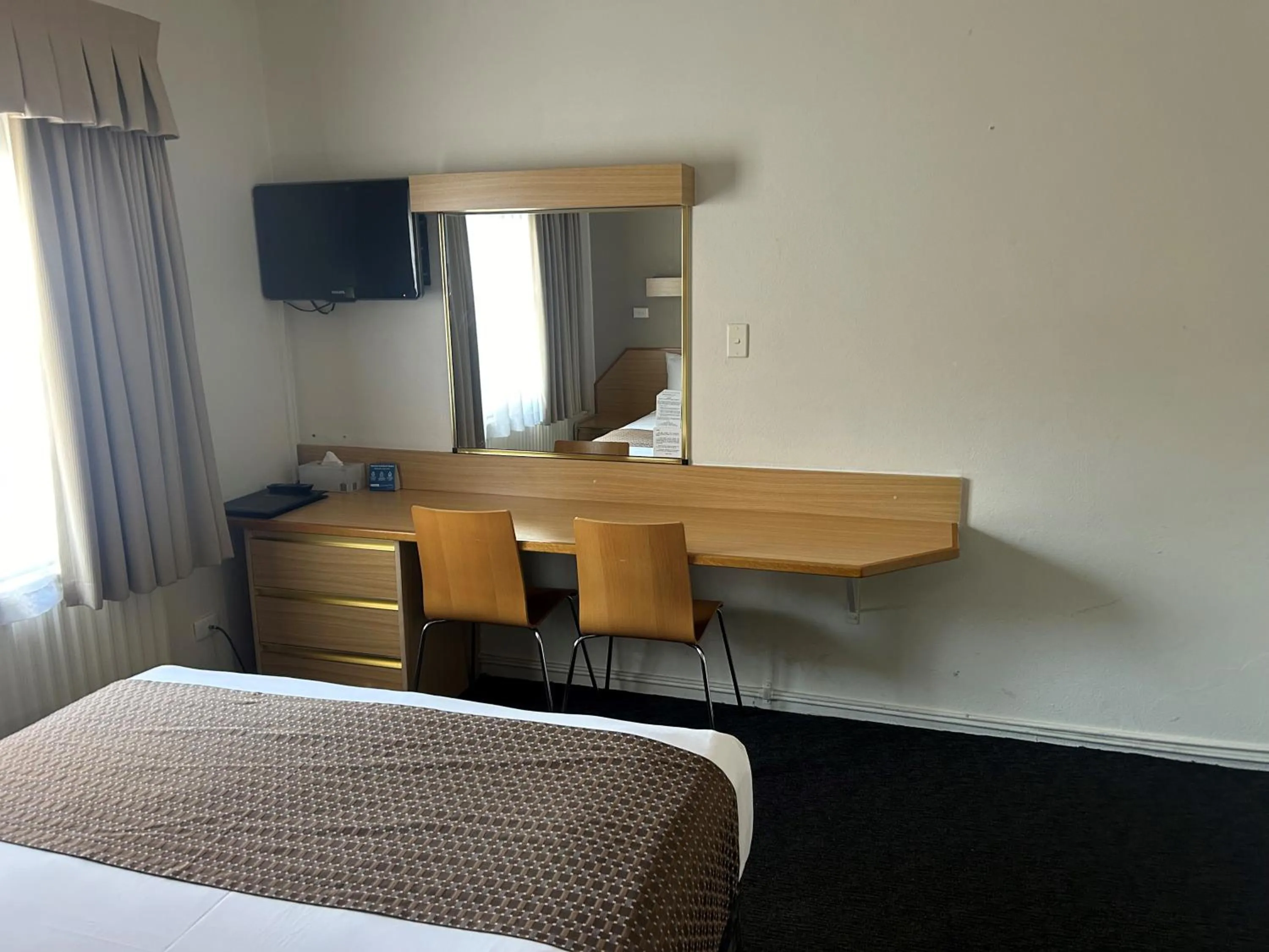 Bed in Country Lodge Motor Inn