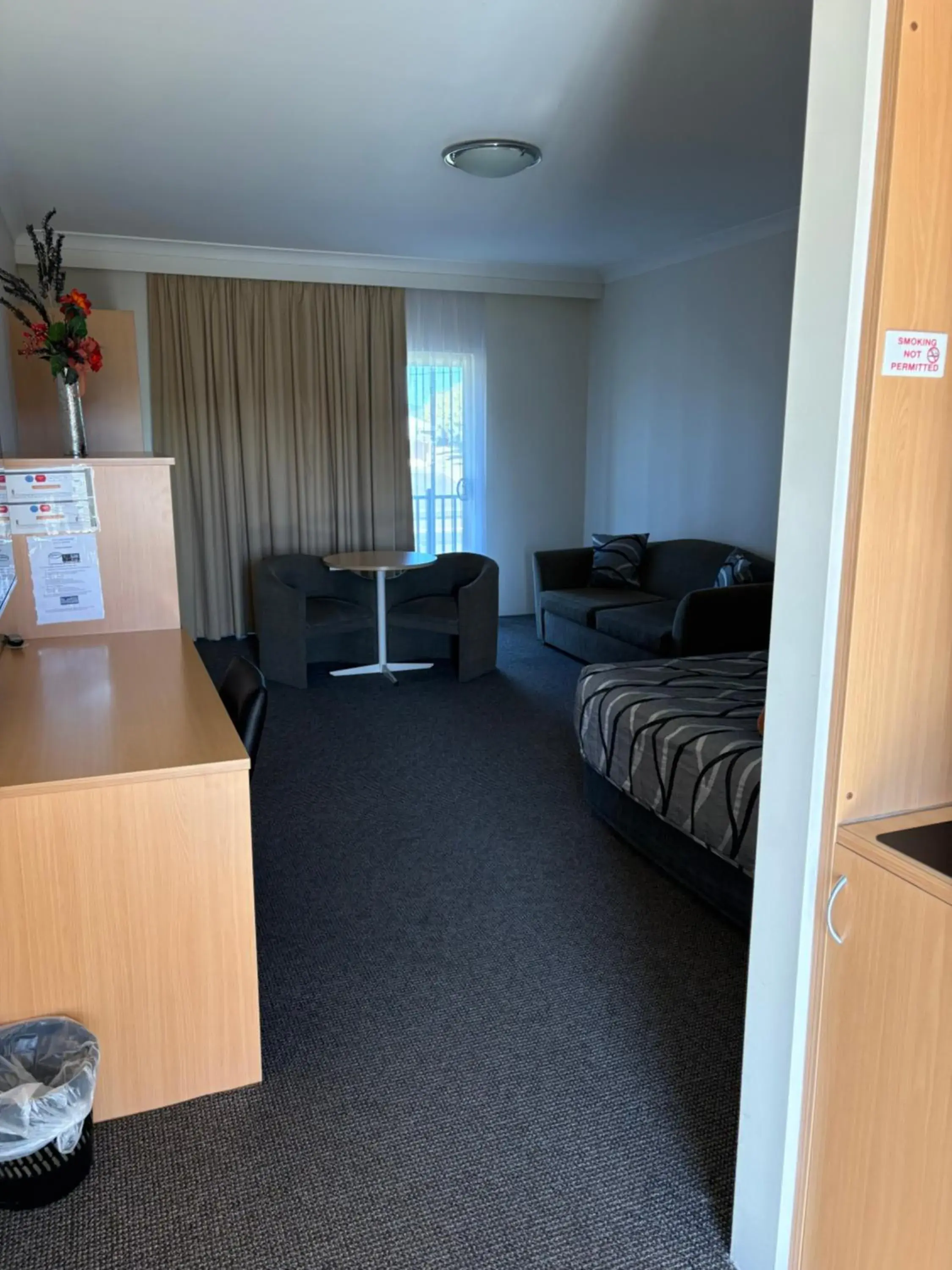 Queen Room with Bath in Golden Guitar Motor Inn Queen Room with Bath in Golden Guitar Motor Inn