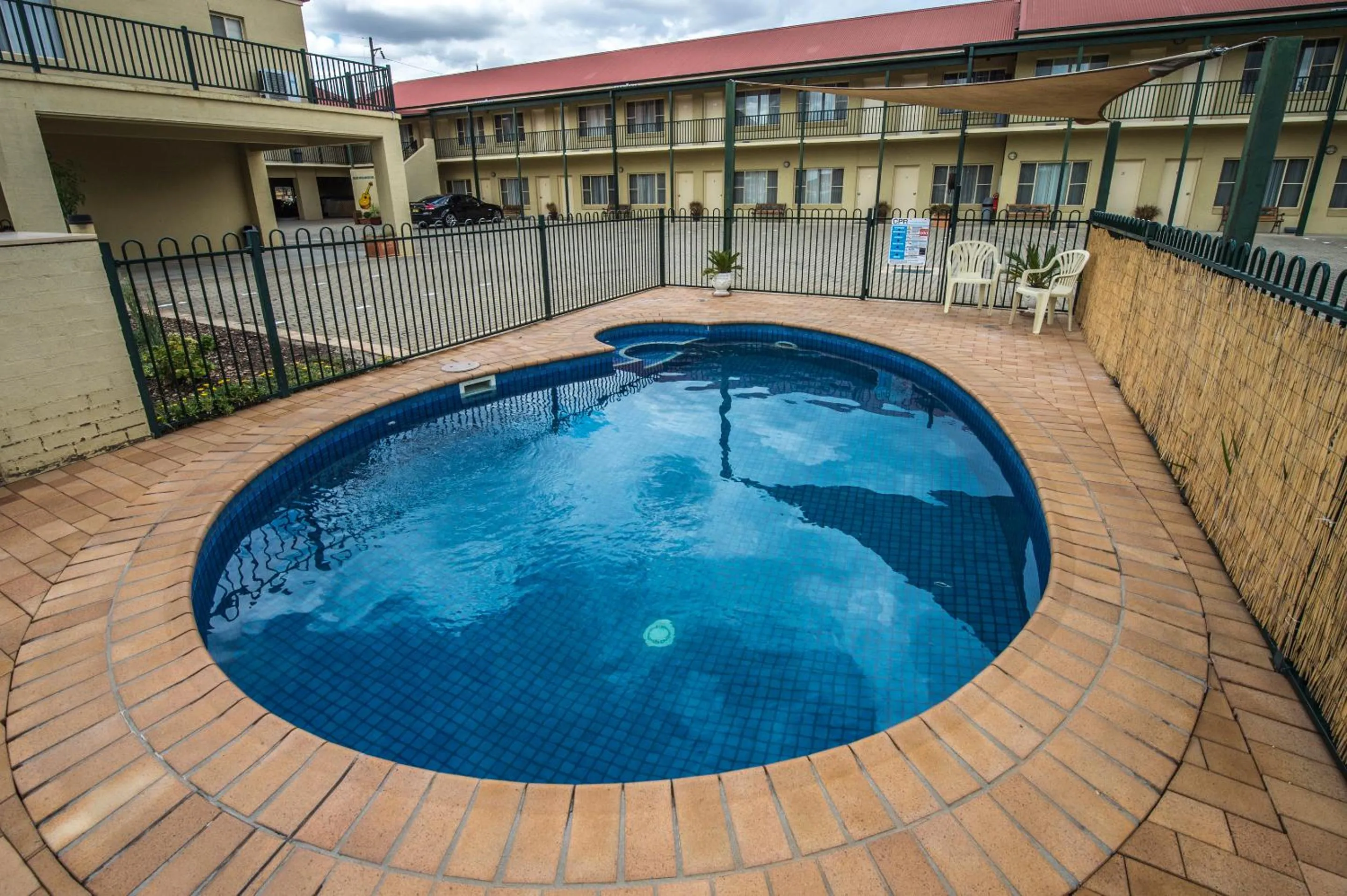 Swimming pool in Golden Guitar Motor Inn