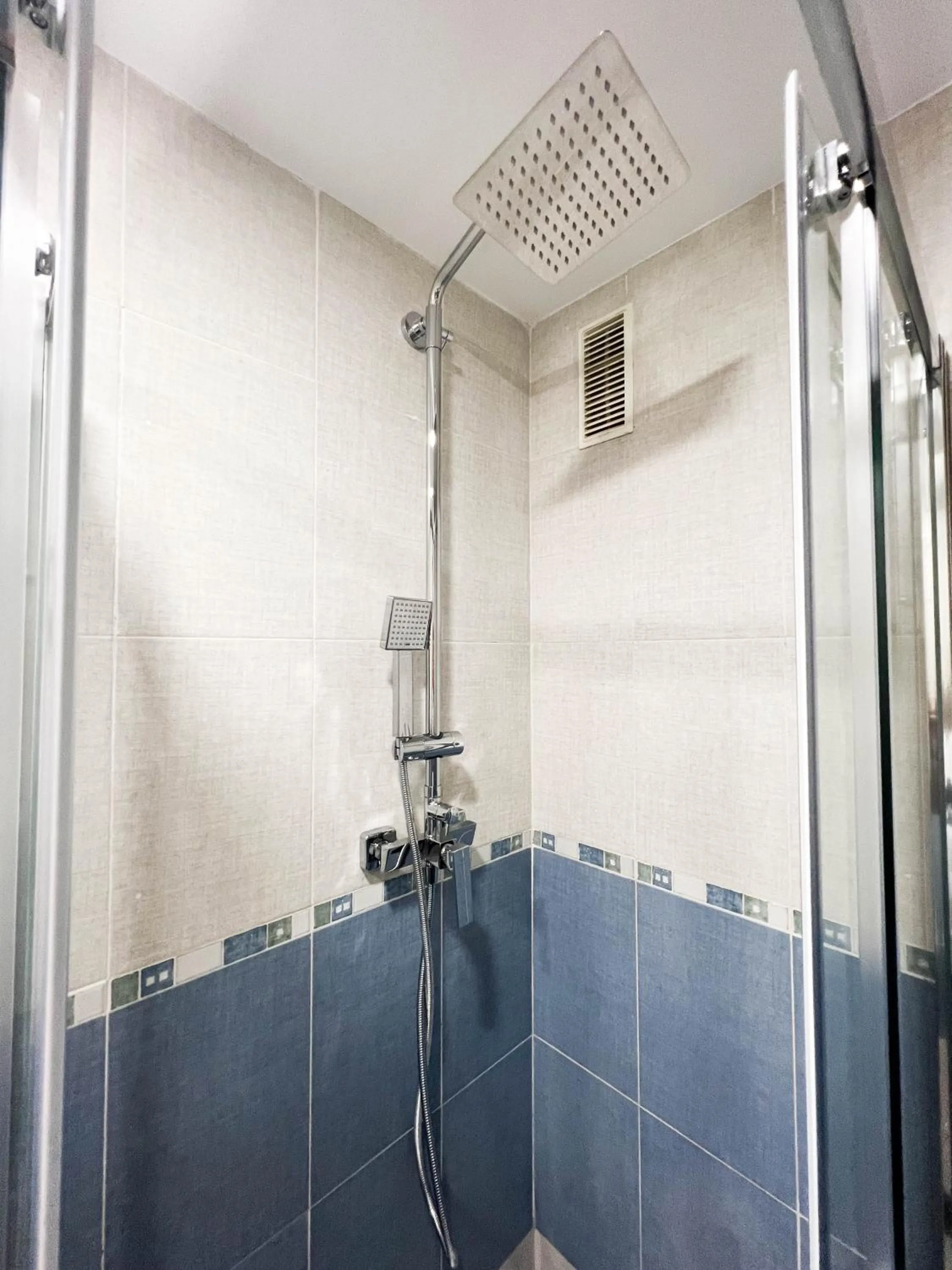 Shower in Azul Infinito Mediterráneo