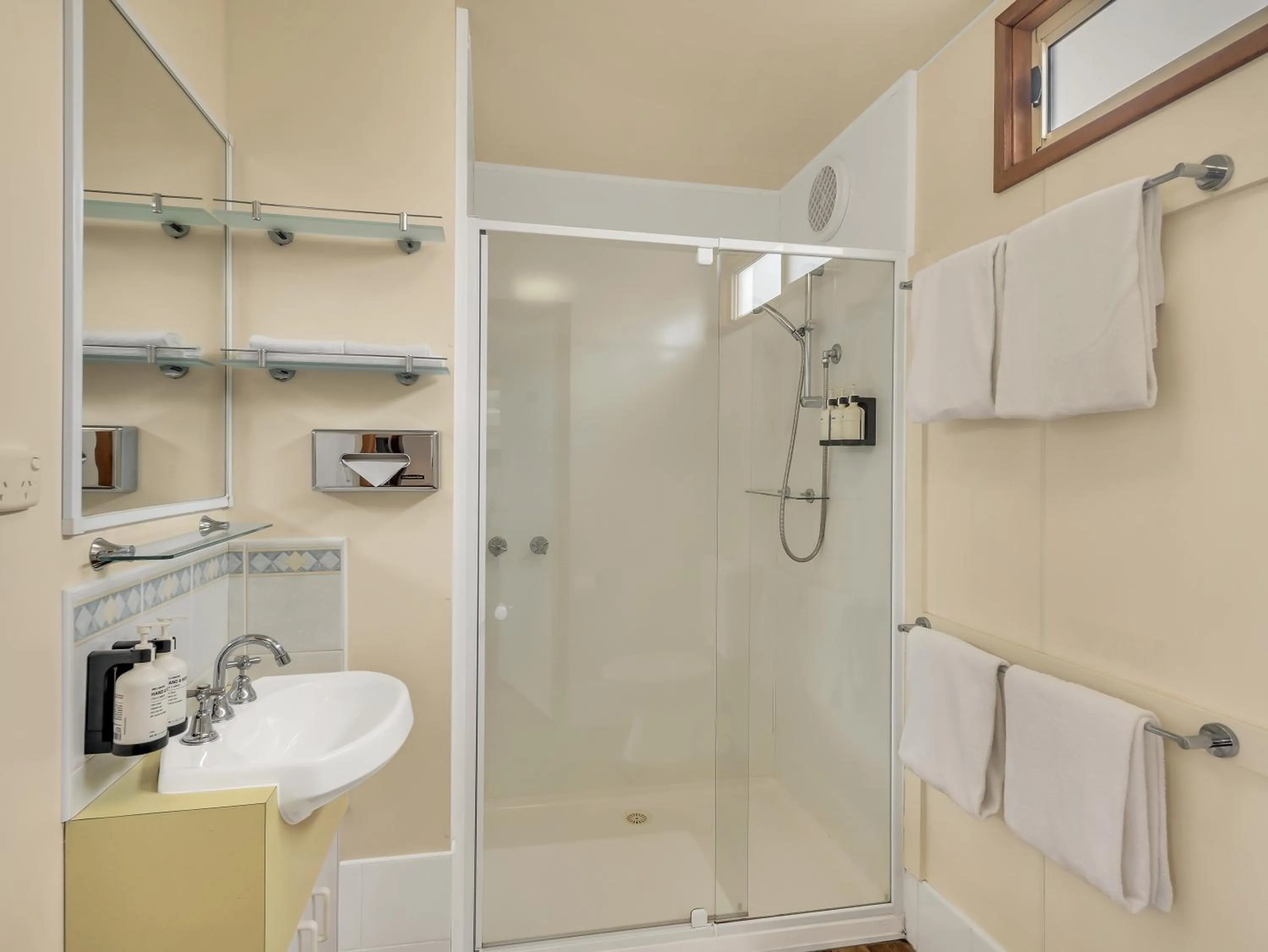 Shower in BIG4 Ingenia Holidays Queenscliff Beacon