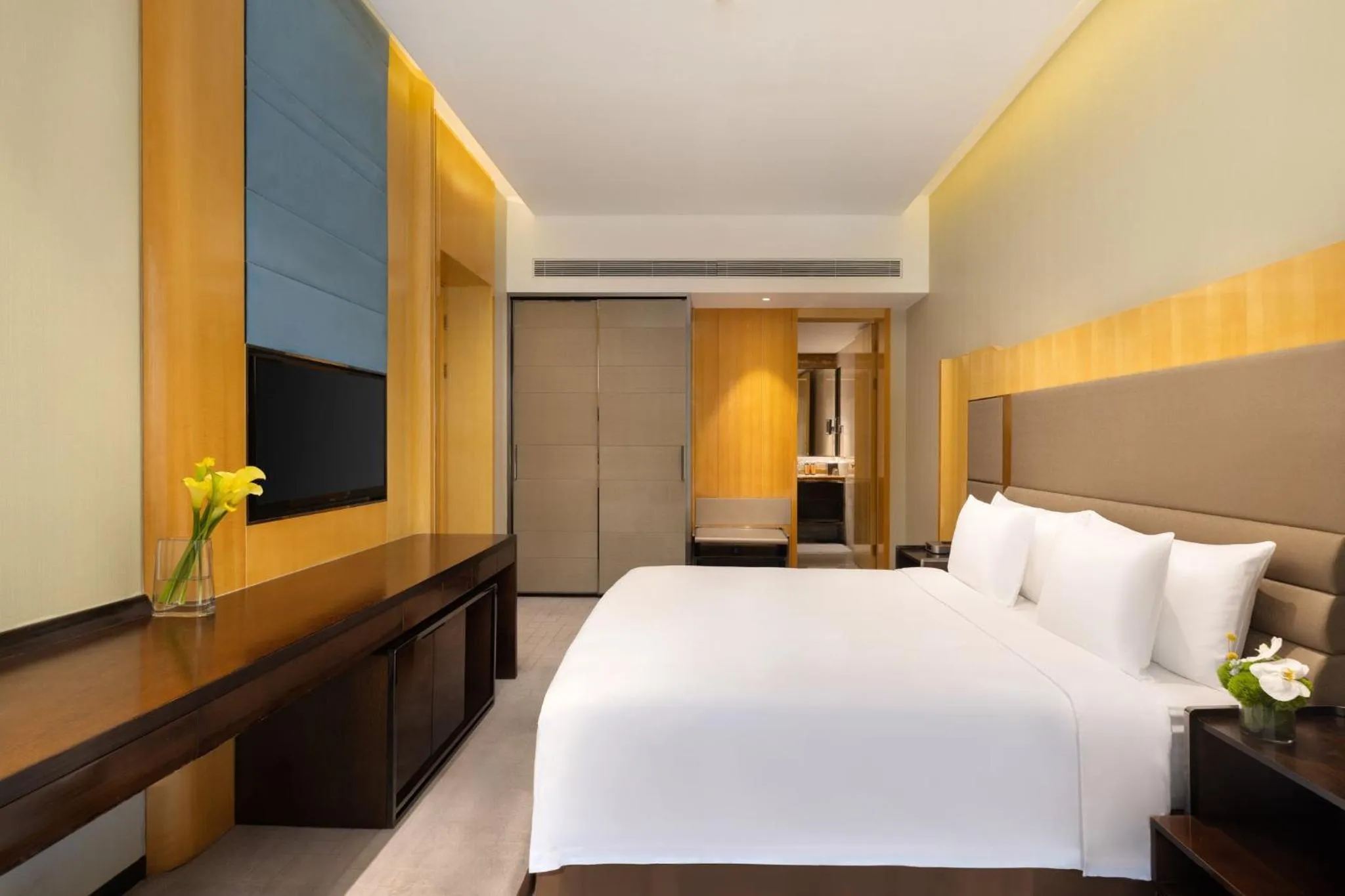 Photo of the whole room, Bed in Crowne Plaza Beijing Lido by IHG