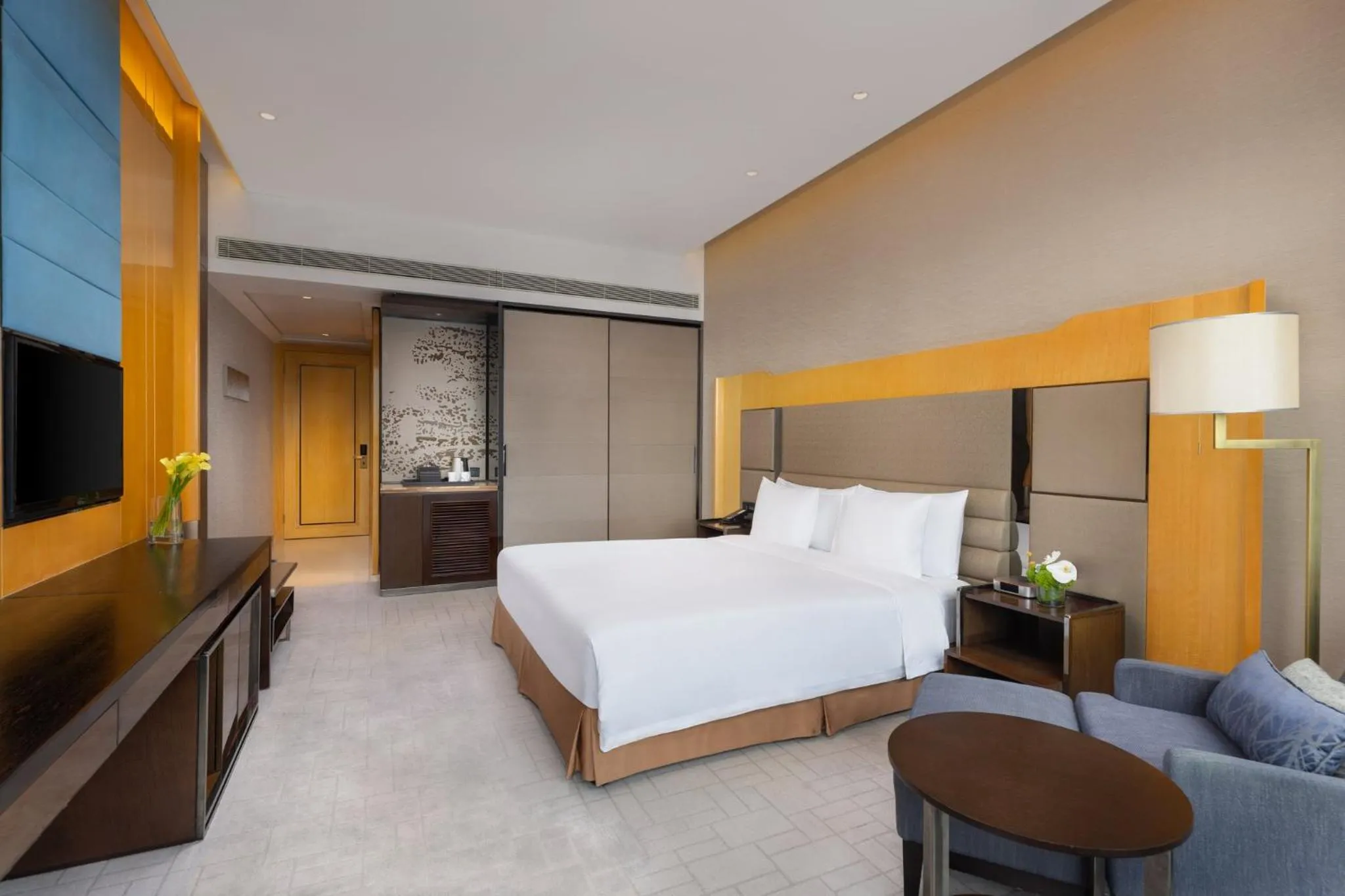 Photo of the whole room, Bed in Crowne Plaza Beijing Lido by IHG