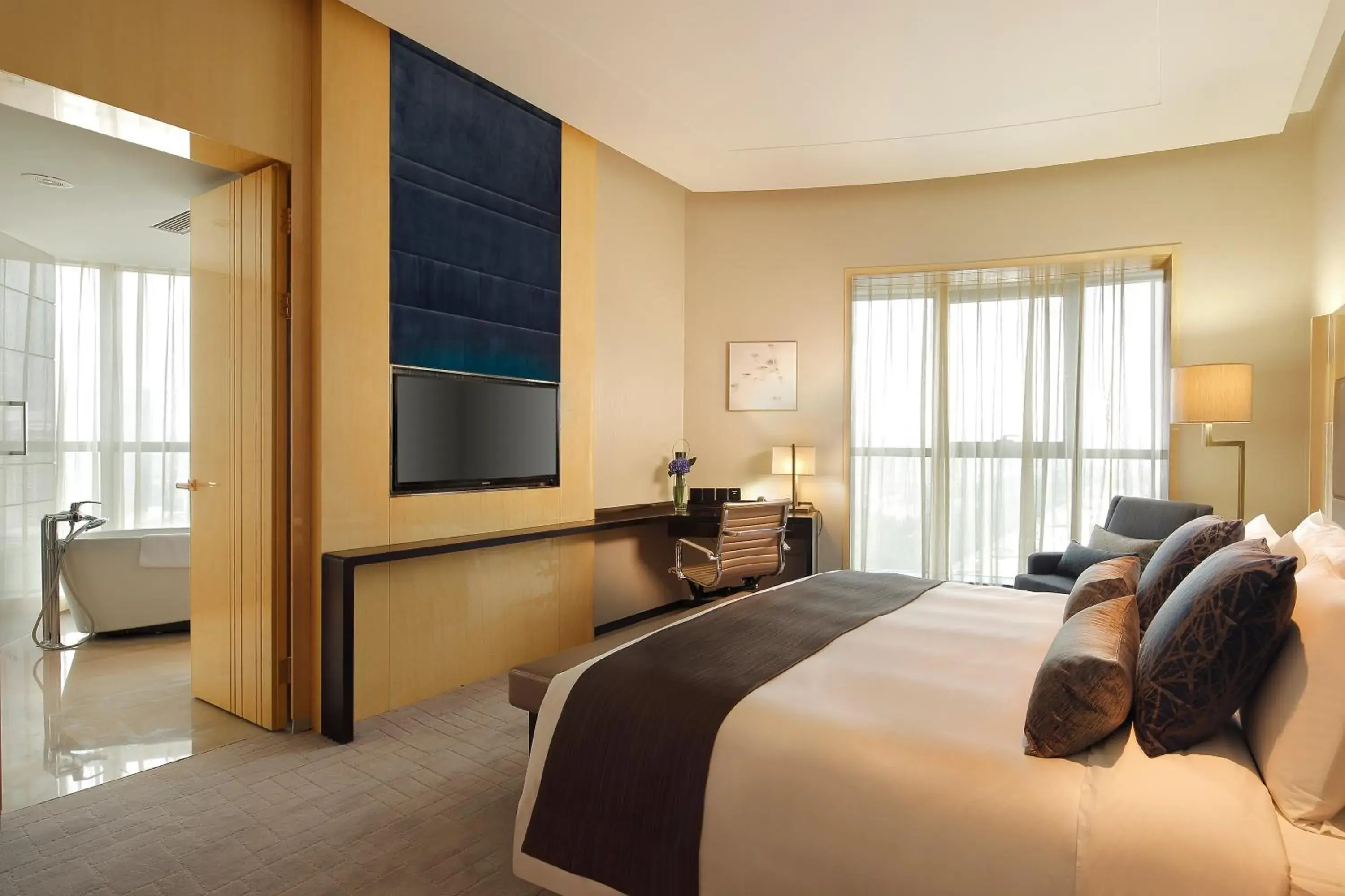 Bed in Crowne Plaza Beijing Lido by IHG Bed in Crowne Plaza Beijing Lido by IHG