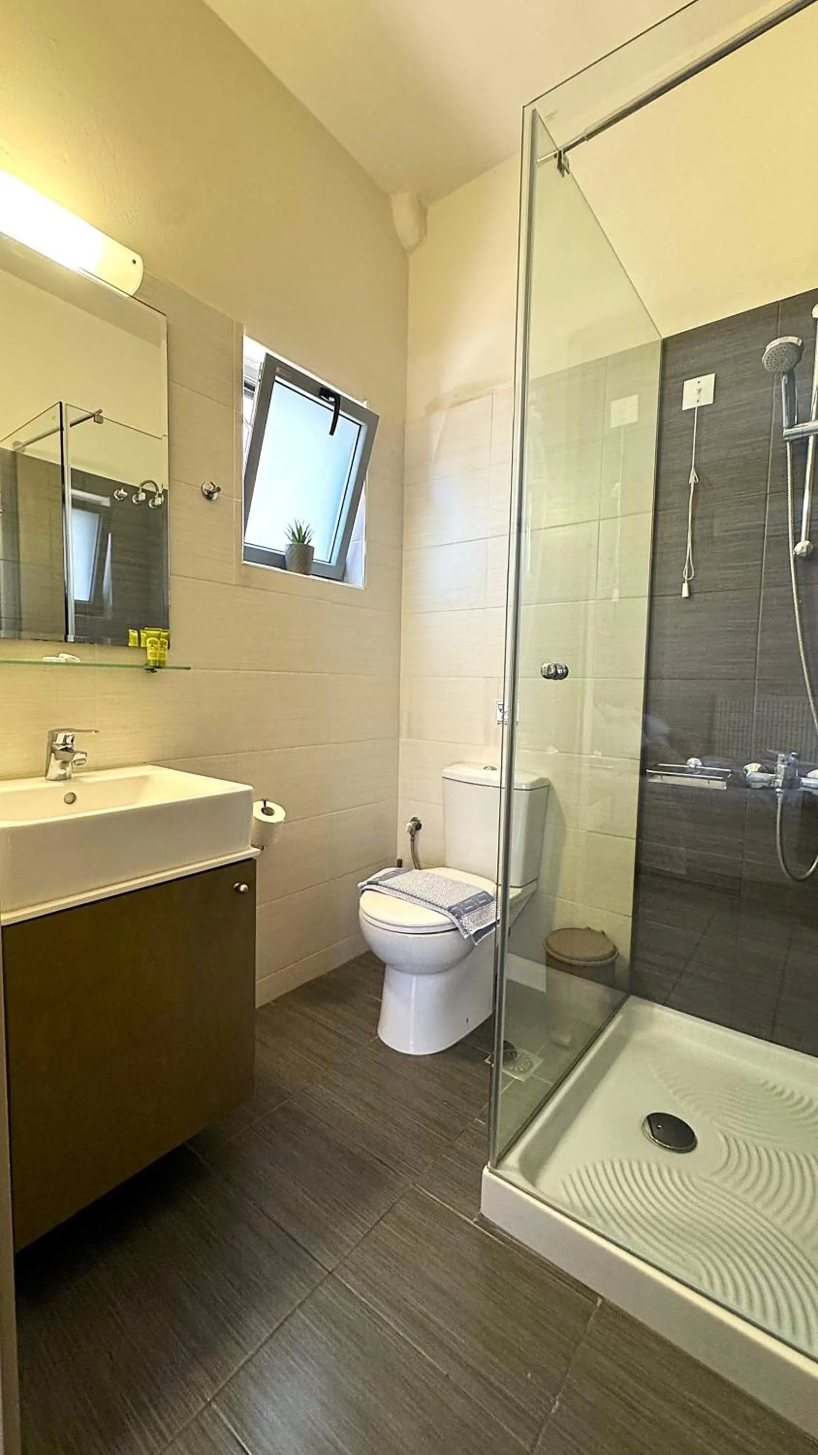 Shower in Vesperi Studios & Apartments